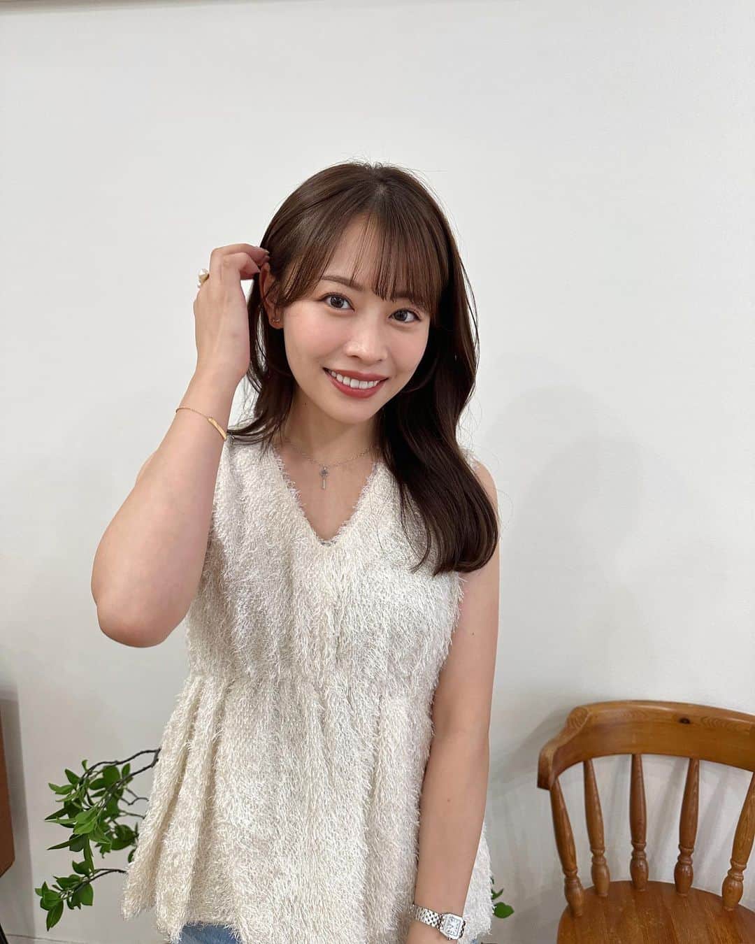 高木由梨奈のインスタグラム：「YouTube生配信でもいくつか質問いただいたこちらのトップス🤍 @anuans.official です☝️ (3枚目に全身タグ付けしてます🏷️)  先日展示会にお邪魔した時に注文したの〜！ 秋まで着られそうでお気に入り🍂  生配信見てくれた方ありがとうねー！ YouTubeにアーカイブ載ってるのでまだの方はぜひ😘」