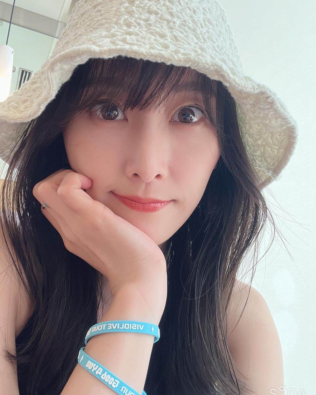 松井玲奈のインスタグラム：「推しに会える日は盛れる (新しいアプリで撮ったからです) この水色のイヤリング、この日のために買ったけど、本番始まる前に落とした🫨 リップはMUZIGAE MANSION のICY GLOW06番だよ！ アクセサリーは　@heartdance_official」