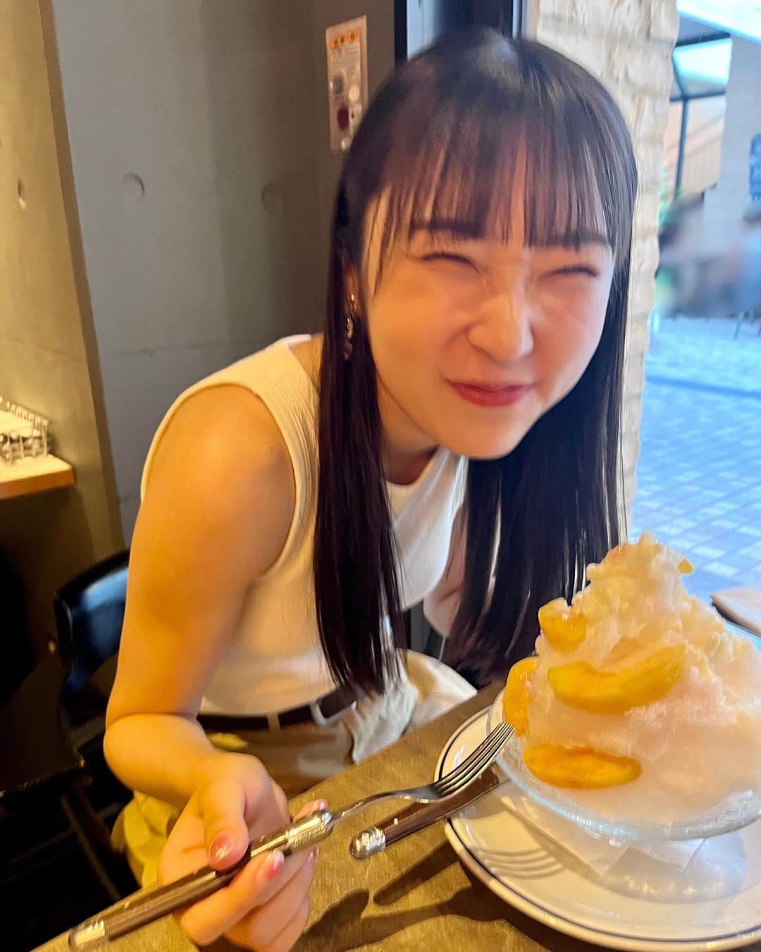 段原瑠々のインスタグラム：「🍧  かき氷食べた〜🍑  りさちと遊んだ日！    #juicejuice #入江里咲 ちゃん #段原瑠々」