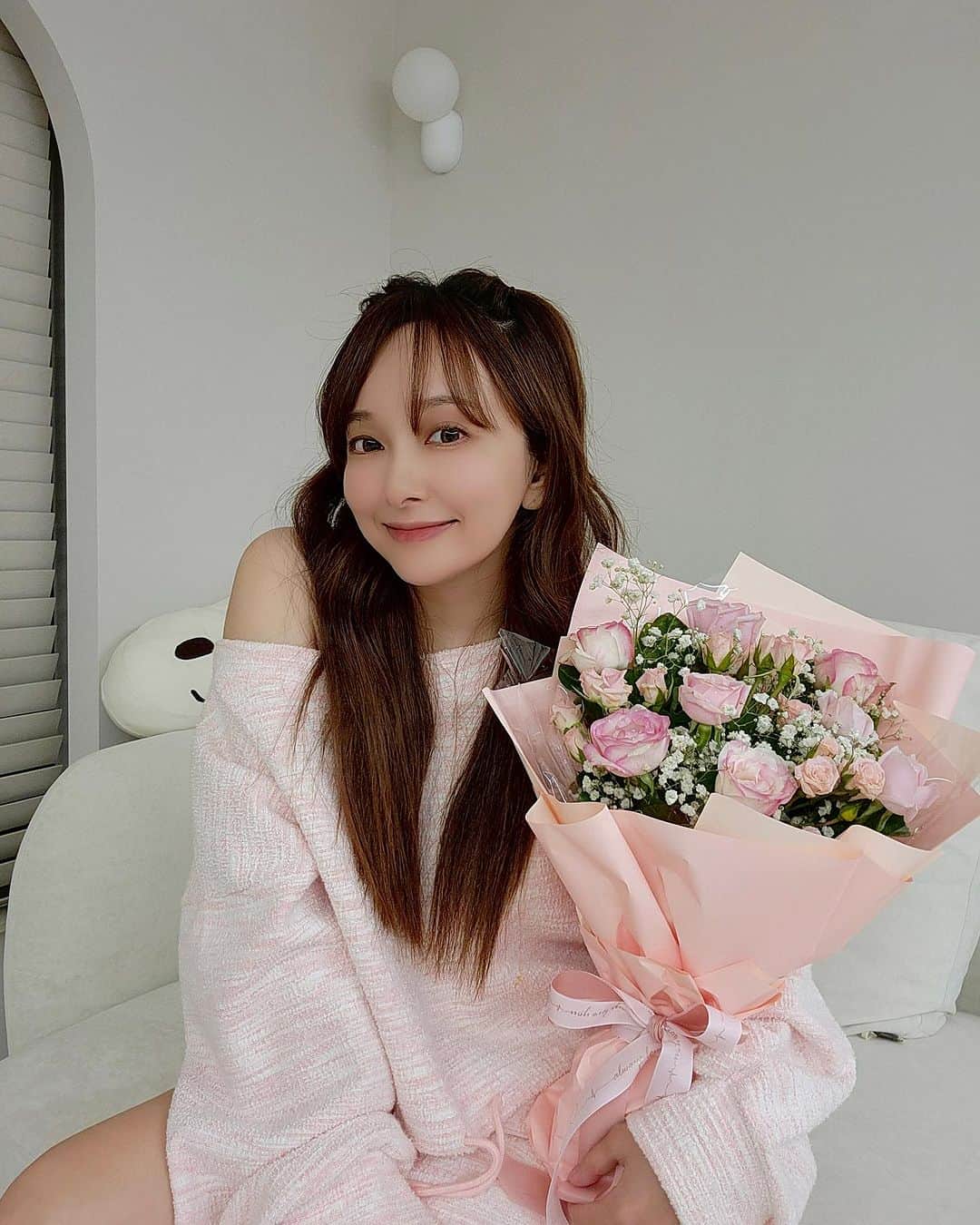 のインスタグラム：「七夕情人節快樂🎋 粉紅衣服 粉紅玫瑰 滿滿粉紅 我的幸運色💗  Clothes @laparisienne.me」