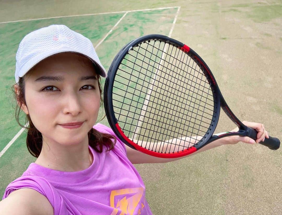 黒澤はるかのインスタグラム：「私の最高の息抜き🎾  雨が降ってもやりますとも。 汗だくなのか雨粒なのかもうわからぬレベルだった今日。 やるならとことん、へろっへろになるまでしたい！！！  とりあえず夏は曇りでも眩しい🌤️ 楽しかたぁ〜」