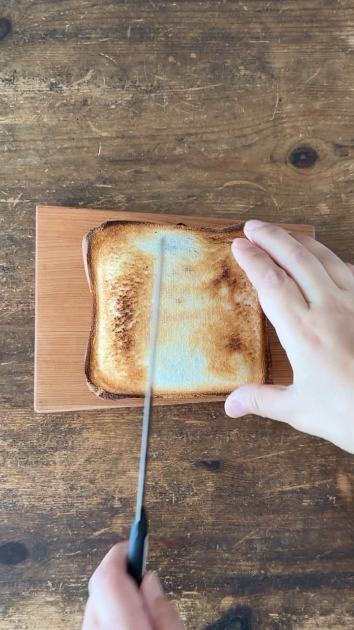のインスタグラム：「ホットサンドを切るところ Cutting my toasted sandwich #yummy #homemade #healthy #sandwich #banana #fig #creamcheese #chocolate #おいしい #ホットサンド #サンドイッチ #グリルホットサンドメッシュ @aux.co.ltd #マカロニメイト #フーディーテーブル #手作り  バナナいちじくチョコクリームチーズでホットサンド Toasted sandwich with bananas, figs, chocolate and cream cheese  下から→8枚切り食パン、クリームチーズ、バナナ、いちじく、アーモンド、チョコレート、パン 2 thin-slices sandwich bread, cream cheese, bananas, figs, almonds and chocolate  華やかな断面になると思ったんだけどな、、、 #地味 だった」