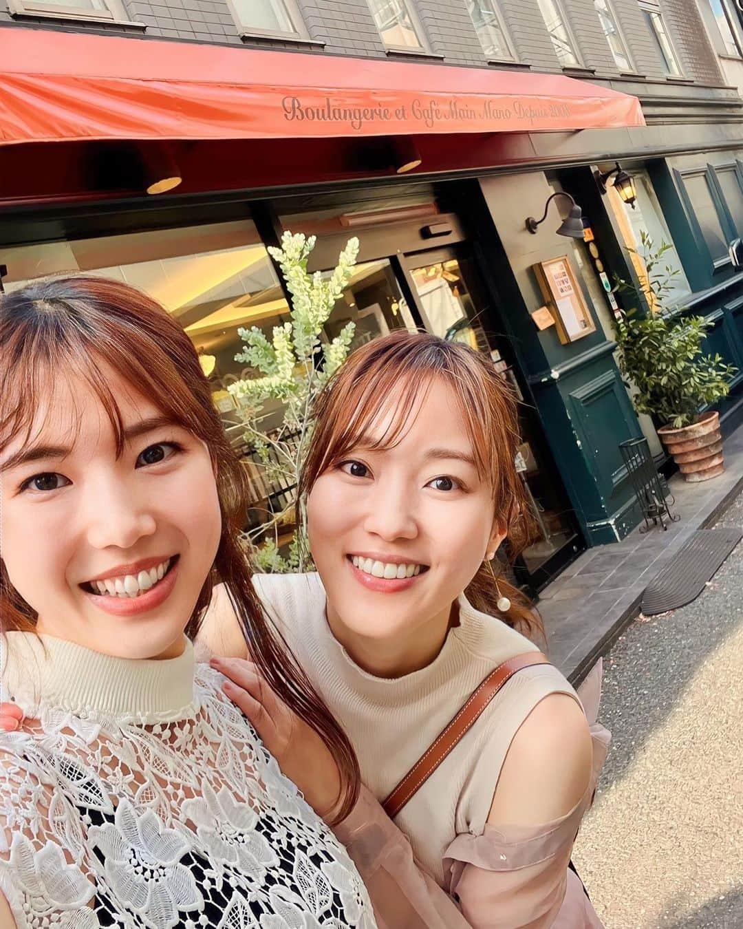 愛白もあさんのインスタグラム写真 - (愛白もあInstagram)「👭 私のお友達🩷 あいなちゃん🩷 桜奈あいちゃんです✨✨ ⁡ 子供の頃からのお友達✨✨ あいなちゃんが宝塚に入ってきた時はすごく嬉しかった🌈 可愛い可愛いあいなちゃんとは組が違ったので残念ながら関わりはなかったのですが、陰ながら成長していく姿を見守っていました🫣✨ ⁡あいなちゃんのダンスがとても好きでした💕 ⁡ 今回は一緒にピタサンド屋さんへ🥙 私はラム🐑あいなちゃんはツナをチョイス🐟 ⁡ 子供の頃、 バレエの発表会の練習で朝から晩まで一緒にいた頃、いつも愛奈ちゃんはツナのおにぎりを食べていたのを思い出しました🫧 初めて会った時は私よりも全然背が低かったのに、いつの間に抜かされてちゃって🤭 ⁡ ⁡ 一緒にいるとあの頃に戻った様な感覚に👭安心するわ😆 都会でバリバリの関西弁で喋る私達笑笑 変わらず可愛いあいなちゃんでした💕 久しぶりにゆっくり喋れて嬉しかった☺️🩷 ⁡ @ai_sakurana」8月22日 22時03分 - aishiro_moa