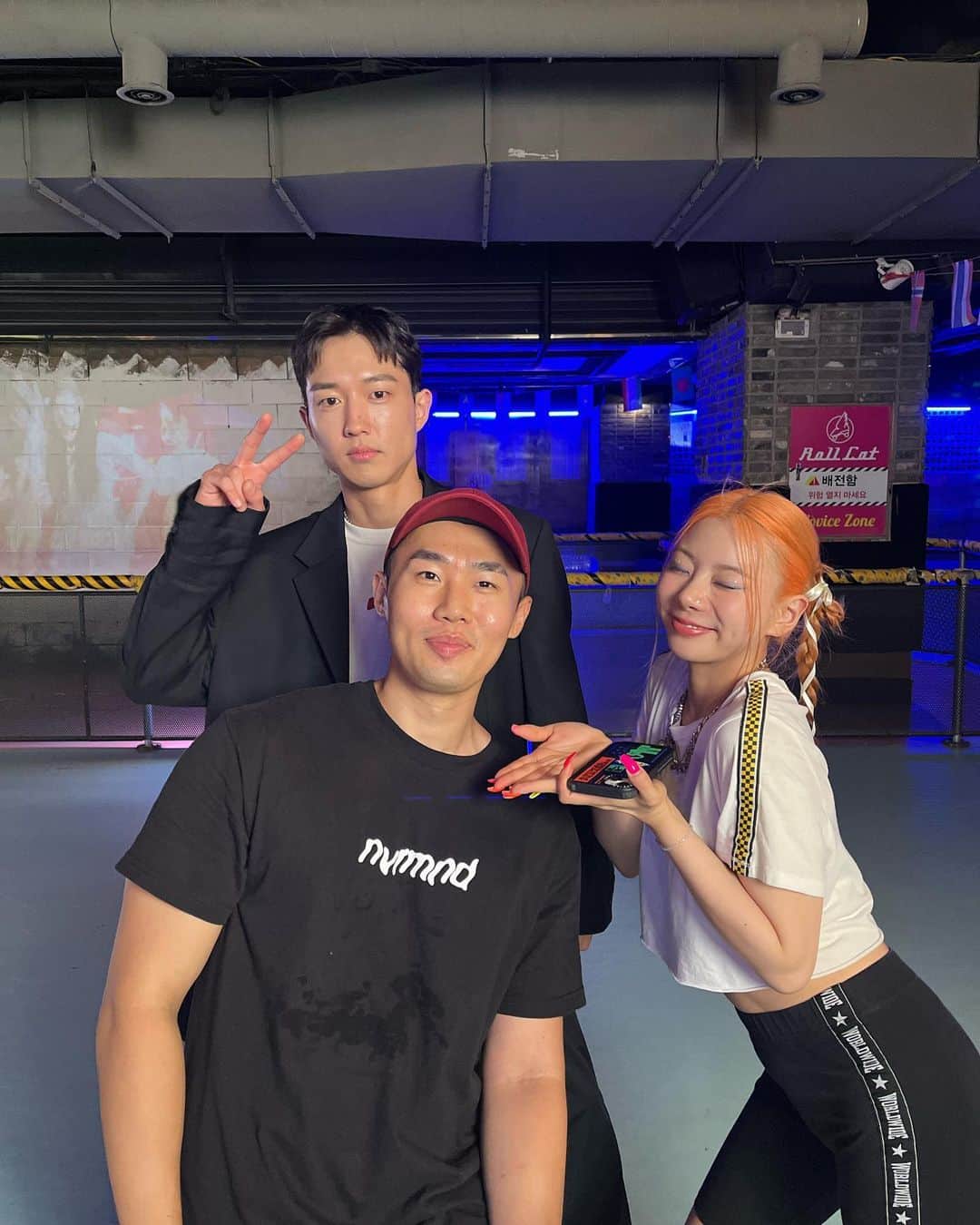 Hannahのインスタグラム：「Cockamamie #bts 사실 롤러를 너무나 못탔다는 사실 ….ㅋ;; 조하영 도와줘 함께해준 친구들 사랑💙」