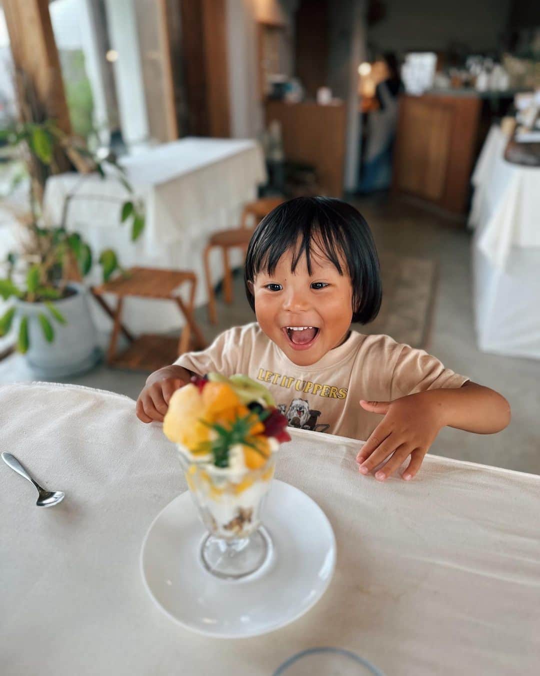 忍舞のインスタグラム：「与論島１週間毎日海な夏休みからの 夏休み第二部✨  宮﨑の実家へ 母と息子👦🏾と日南旅行  寄り道で大好きな @anandah.inc  お野菜たっぷーりなランチが大好き。 一つ一つが美味しいの💓  息子もわけあって食べました。 デザートのかぼちゃケーキ美味しかったぁぁ 息子はマンゴーミニパフェ🥭  ほんと近所にほしい。  かおりちゃんに会えなかったのが ツラ。 冬は飲もうぜw  #ハンモックカフェ #青島カフェ #青島ヴィーガンカフェ #青島ランチ」