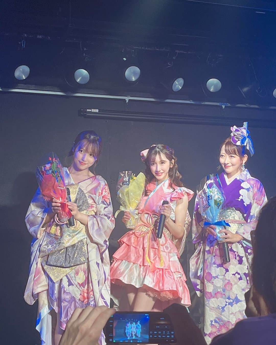 小原春香のインスタグラム：「3人並ぶと華やかで とってもらお気に入りのお衣装です💓 ・  《樹木希林様のお言葉》 年齢を脱ぐ。  歳をとったら、歳相応の服を着なさいとか、妻や母親、祖母という役割に自分を合わせなさいとか、周りの人と同じように振る舞いなさいとか。 そんな窮屈な常識は、もういらない。 あなたはもっと、個性的であっていい。」