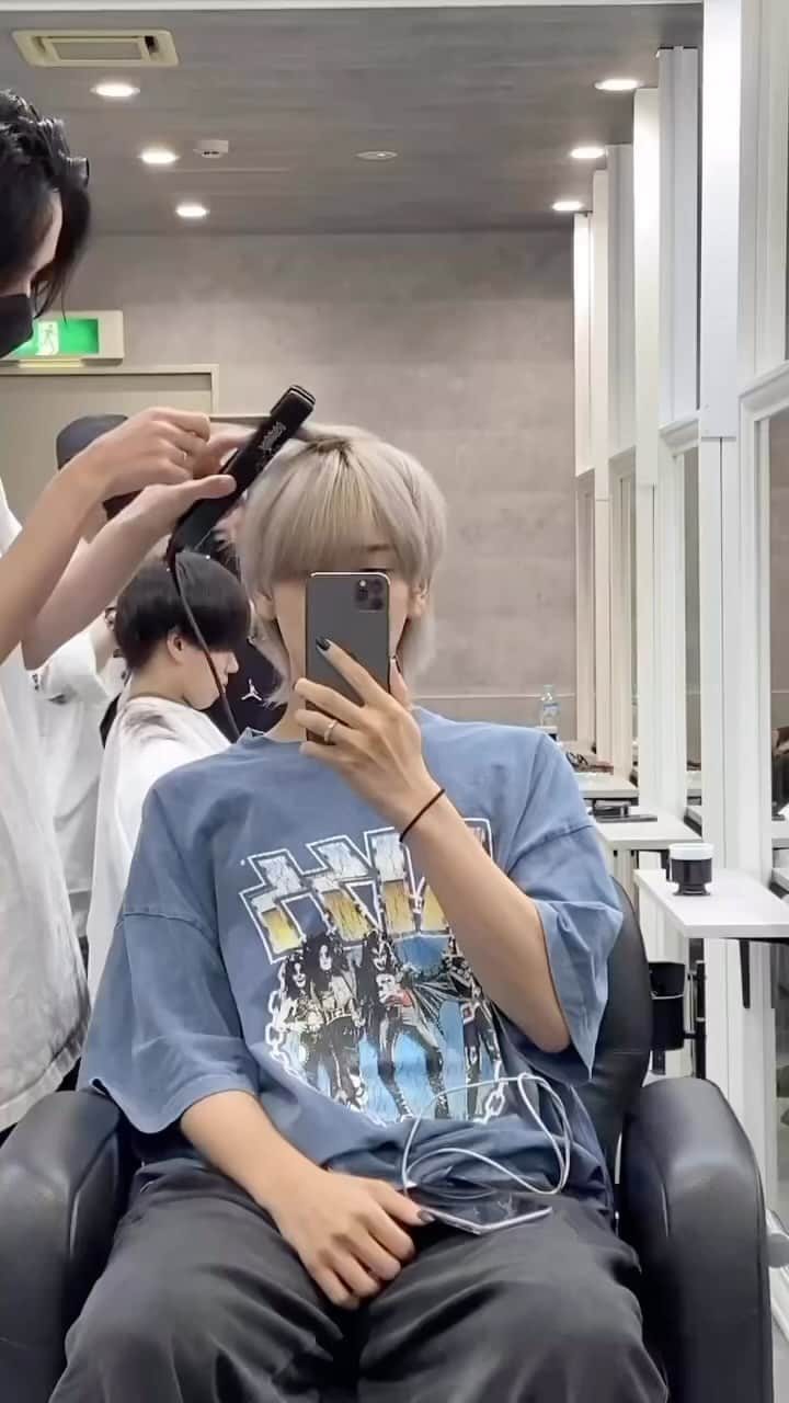 のインスタグラム：「人気ウルフ  thankyouforyourcomments  #メンズウルフ#パーマ#ulzzangboy #メンズパーマ #マッシュ#ウルフ#マッシュウルフ #맞팔#マッシュショート #シースルーバング#スパイラルパーマ #ツイストスパイラル#センターパート#ウルフカット#韓国ヘア #ツイストスパイラル#カルマパーマ#menscut#menshair」