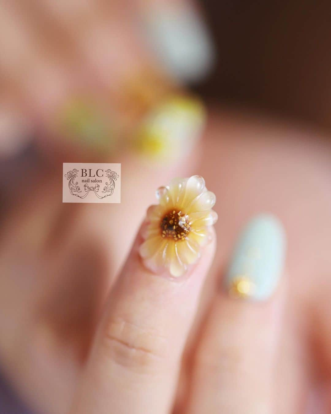 田辺さおりのインスタグラム：「ぷっくりひまわり と ひまわり刺繍♡  今年の夏は過去一ひまわりの オーダーが多い年だったな♡  ーーーーーーーーーーーーーーーーーーー  ◾︎◾︎BLC nail salon◾︎◾︎ 新潟県新潟市中央区東中通1番町86-84nsテラス1F 025-211-4187 #新潟ネイルサロン   #BLCnail#blcnailsalon#nail #田辺さおり#新潟市ネイルサロン#新潟ネイル#ジェルネイル #シンプルネイル #akzentz #アクセンツ#luxiogel #新潟ブライダル#新潟結婚式#新潟ブライダルネイル#綺麗めネイル #刺繍ネイル #夏ネイル2023#トレンドネイルデザイン #ひまわりネイル ーーーーーーーーーーーーーーーーーーーーー  @akzentz_nail  🇨🇦Nails Perfected - Only flom Akzentz Formulated and manufactured  in Canada」