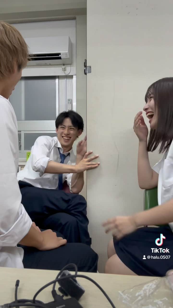 のインスタグラム：「3人で撮影合間に真顔対決したよ😁   #reels #真顔チャレンジ  #超十代  #夏の思い出」