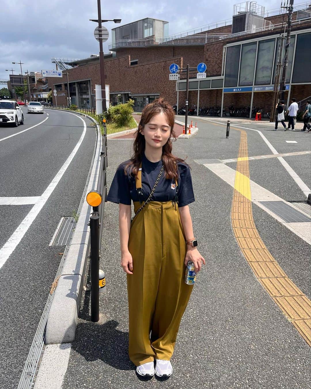 田久保夏鈴のインスタグラム：「佐賀に帰省した時に行った唐戸市場にて🫠暑ッ めっちゃ並んだけど、お寿司最高に美味しかったー！！！  この日、高校からのたいっっせつな友達に結婚のお祝いサプライズされてみんなで朝から嬉し泣きモードで最高に幸せだった💍持つべきものは友だなあ。 ありがとうよ😭🩷🩷🩷🩷 いただいたお花が綺麗すぎて、しっかり佐賀から郵送してもらった💐 一生の友🤝🏻」