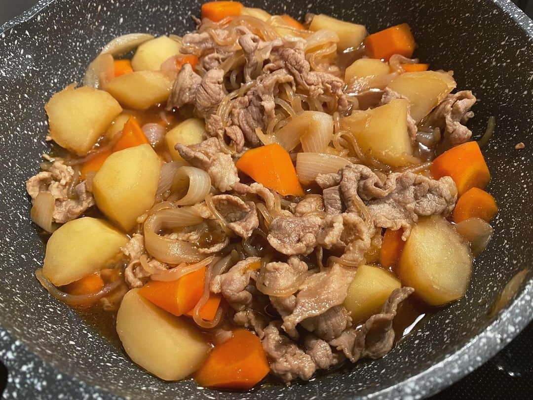 大谷雅恵のインスタグラム：「NIKUJAGA🫶🏻  #肉じゃが #大量調理  #加減出来ない」