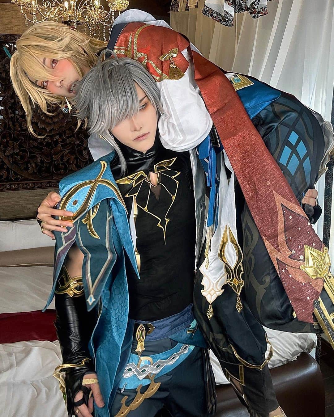 のインスタグラム：「酔っ払いお持ち帰り‪🌱‬🏛  カーヴェ:桃戸もも  #cosplay #cosplayer #genshincosplay #genshin #alhaitham #alhaithamcosplay #genshinkaveh #kavehcosplay #コスプレ #原神コスプレ #アルハイゼンコスプレ #carヴェコスプレ #アルカヴェ」