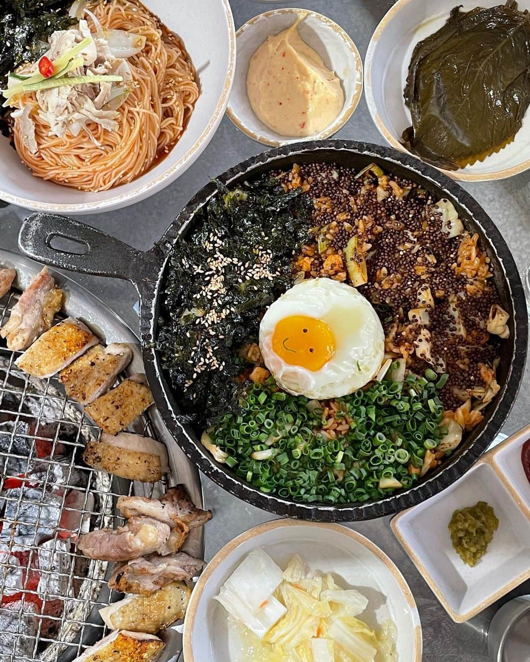 高井香子のインスタグラム：「【韓国で食べる鶏焼肉🇰🇷】 韓国で日本式の焼き鳥ブームは相変わらずありますが... 鶏焼肉も、有名店結構あるんです🐓  今回紹介するのは【은화계（ウンハゲ）】  店内がオシャレ〜 食べる時に使うアイテムが全てテーブルに備え付けられてるのもありがたい！！  肝心のお肉、 ある程度焼かれた鶏肉を更にスタッフさんが丁寧に焼いてくれます。  私はミックスにしたけど、 後ろにいたマッチョ軍団は部位を細かく指定しながら注文してました💪（さすがっ）  皮がパリパリ、中はジューシー だけど鶏肉だから脂っこくなくて最高🫶  ササミ入りのビビン麺のお味はシンプル。 焼き飯は卵可愛くてキュンっ🫨 チアシードが入ってたり色々食感が変わって飽きずにペロッと食べちゃいました！  身体鍛えてる方はここなら、食べられると思います！  早い時間に行ったら、スッと入れました🐓  @eunhwagye_official   #은화계　 #韓国 #韓国旅行 #韓国グルメ #1日1こうこりあさんぽ」