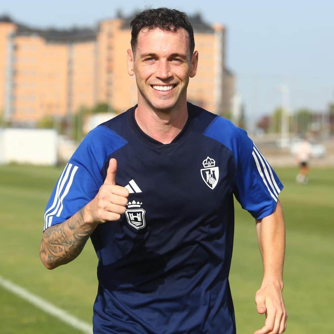 アルバロ・バスケスのインスタグラム：「Primeros días con el equipo✅  #adelanteyarriba」