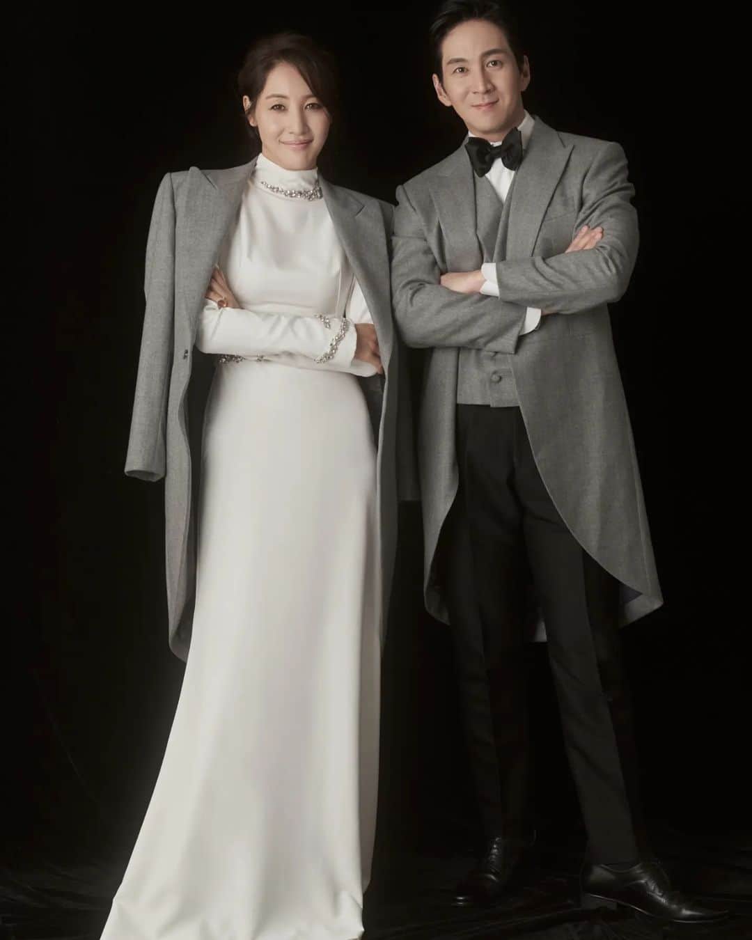 ユン・ジミンのインスタグラム：「우리 결혼 10주년됐어요^^♡ (긴글주의^^;)  처음에 리마인드 웨딩을 찍는다 생각했을땐 뭔가 부끄럽기도 했는데.. 가장 사랑하는 사람들과 작업하는건 정말 축복인것같아요.. 아주 많이 감사한 하루였답니다  더 개인적으로는 10년전에 나보다 더 내 결혼식에  애정을 갖고 진행해준  너무 멋진언니들과 다시  10주년 리마인드웨딩을 진행한다는것이 너무나 의미있고 감사했답니다! 사랑하는 언니들  20주년도 함께해주시져~~♡ 잘 살아볼께요ㅋㅋㅋ  우리 가족을 사랑으로 보듬으며 함께 촬영해주신 그날의  모든분들께 진심으로 감사드려요 넘치게 감사합니다🙏  👰🏻‍♀️윤지민 @yoonjiminhi 🤵🏻권해성 @haesunghi  𝙈𝙖𝙠𝙚𝙪𝙥 우현증 대표 원장 @woo_merci_captain  𝙃𝙖𝙞𝙧 인혜 원장 @inhye_j14  𝙒𝙚𝙙𝙙𝙞𝙣𝙜 𝙙𝙞𝙧𝙚𝙘𝙩𝙤𝙧 장부자 대표 @boojachang  𝐃𝐀𝐃𝐀 𝐬𝐭𝐮𝐝𝐢𝐨 #이정훈작가 @junghoon_2 ⠀  ▪️Studio #다다스튜디오 @dada.studio.roseselavy #다다아트포토 @dada.studio.artphoto #다다스튜디오역삼 #다다역삼  ▪️Dress #아틀리에쿠 @atelierku_official  ⠀ ▪️Suit #로드앤테일러 @lordandtailor_official   ▪️Hair&Make up #우현증메르시 @mercibeautyhouse   ▪️Flower #닉스플로스 @nixflos_official⠀  ▪️Juwellery #파인주얼리 #하이주얼리 #웨딩티아라 #알리앙스잼 @all」