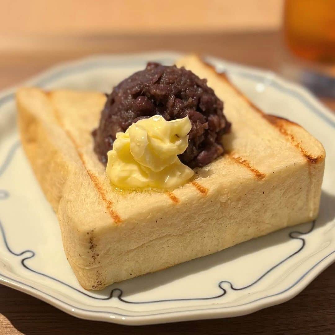 うさもぐさんのインスタグラム写真 - (うさもぐInstagram)「▷ #みんなのあんバターの日 ◁ ⁡ ⁡ ついにこの日がやってきましたーーーー！ ⁡ ⁡ …って去年も似たようなこと言った気がするのだけれど とにかく今日はめっちゃ楽しみにしてた日なんです！！ ⁡ 今日、8月22日は『みんなのあんバターの日』 ⁡ そう、世の中の全てのあんバターが カロリー0になる日なんです！ (信じるか信じないかはあなた次第) ⁡ ということで去年に引き続き今年も 今日1日食べたあんバターを載せようと思います◎ ⁡ ⁡ ■ アンプレス ／ #ショパン ⁡ ■ あんバター ／ #mamanbagel ■ あんバタートースト ／ #冷凍庫整頓 ⁡ ■ あんバター トースト ／ #焙煎工房豆hachi ⁡ ■ あんバタートースト ／ #Cafe香乃や ⁡ ■ 和三盆餡バター ／ #MAISONKUROSU ⁡ ■ 北のあんバターサンド ／ #BoulangerieSIgarashi ■ あんバターパン ／ #QINAandCo ■ ポルボロンのあんバターサンド ／ #マヨルカ ■ 塩クロワッサン十勝産粒あんバター ／ #マヨルカ ■ 塩バターあんぱん ／ #HAMADA-YA ■ こしあんバター ／ #HAMADA-YA ⁡ ■ あんバターバゲットトースト(×4) ／ #冷凍庫整頓 (YouTubeライブで食べちゃって写真なかった) ⁡ ■ 雪見だいふく 小倉あんバター ／ #ロッテ ⁡ ⁡ 今年も朝から晩まで思う存分あんバターが食べられて めっちゃ幸せな1日でした◎ そして書きだしたら思ったより食べてて ちょっとびっくりしている。  だがしかし今日のあんバターはカロリー0なので 何モ心配スルコトハナイ☺︎ ⁡ YouTubeライブ観にきてくれた方もありがとう！泣 また来年〜ってなる前にやりたい！です！！ ⁡ DMやメンションもたくさんありがとう！ 自分の誕生日かと思うくらいメッセージが届いて。 …なんだか私ばっかりいい思いしてすみません！(笑) ⁡ でもそれだけあんバター好きな人がたくさんいるんだなと 改めて実感できた一日でした。 やっぱりみんなとこの日を制定してよかったーー！ ⁡ みんなのあんバターの日は今日で終わりますが 明日以降もあんバターをたくさん 食べていきたいと思います(通常運行) ⁡ ⁡ ⁡ #あんバター#あんバターサンド#あんバタートースト#あんバターの日#東京グルメ#東京カフェ#東京パン屋#東京モーニング#世田谷カフェ#用賀カフェ#木場カフェ#神田カフェ#モーニング#あんこ#あんこ好き#バター」8月22日 22時26分 - mgmgbutter3