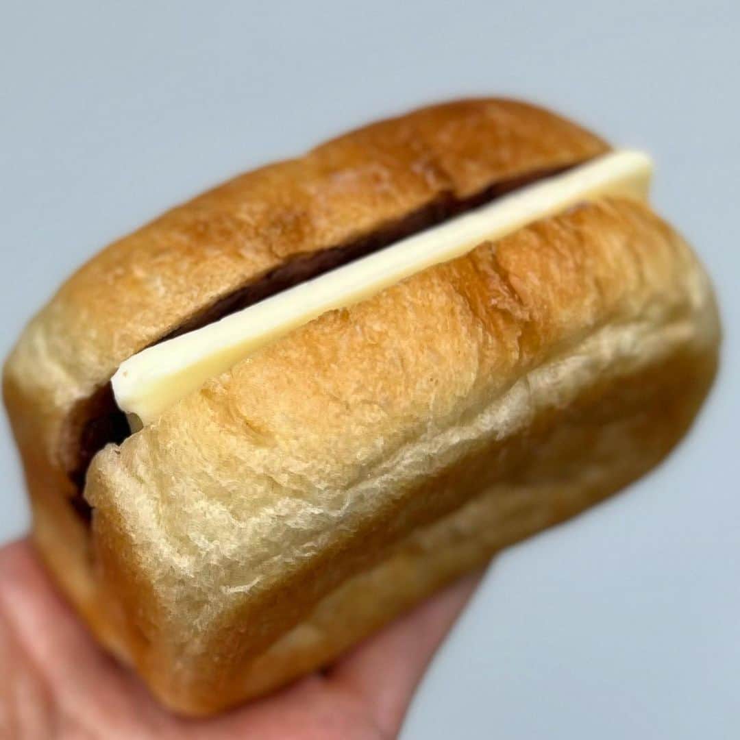うさもぐさんのインスタグラム写真 - (うさもぐInstagram)「▷ #みんなのあんバターの日 ◁ ⁡ ⁡ ついにこの日がやってきましたーーーー！ ⁡ ⁡ …って去年も似たようなこと言った気がするのだけれど とにかく今日はめっちゃ楽しみにしてた日なんです！！ ⁡ 今日、8月22日は『みんなのあんバターの日』 ⁡ そう、世の中の全てのあんバターが カロリー0になる日なんです！ (信じるか信じないかはあなた次第) ⁡ ということで去年に引き続き今年も 今日1日食べたあんバターを載せようと思います◎ ⁡ ⁡ ■ アンプレス ／ #ショパン ⁡ ■ あんバター ／ #mamanbagel ■ あんバタートースト ／ #冷凍庫整頓 ⁡ ■ あんバター トースト ／ #焙煎工房豆hachi ⁡ ■ あんバタートースト ／ #Cafe香乃や ⁡ ■ 和三盆餡バター ／ #MAISONKUROSU ⁡ ■ 北のあんバターサンド ／ #BoulangerieSIgarashi ■ あんバターパン ／ #QINAandCo ■ ポルボロンのあんバターサンド ／ #マヨルカ ■ 塩クロワッサン十勝産粒あんバター ／ #マヨルカ ■ 塩バターあんぱん ／ #HAMADA-YA ■ こしあんバター ／ #HAMADA-YA ⁡ ■ あんバターバゲットトースト(×4) ／ #冷凍庫整頓 (YouTubeライブで食べちゃって写真なかった) ⁡ ■ 雪見だいふく 小倉あんバター ／ #ロッテ ⁡ ⁡ 今年も朝から晩まで思う存分あんバターが食べられて めっちゃ幸せな1日でした◎ そして書きだしたら思ったより食べてて ちょっとびっくりしている。  だがしかし今日のあんバターはカロリー0なので 何モ心配スルコトハナイ☺︎ ⁡ YouTubeライブ観にきてくれた方もありがとう！泣 また来年〜ってなる前にやりたい！です！！ ⁡ DMやメンションもたくさんありがとう！ 自分の誕生日かと思うくらいメッセージが届いて。 …なんだか私ばっかりいい思いしてすみません！(笑) ⁡ でもそれだけあんバター好きな人がたくさんいるんだなと 改めて実感できた一日でした。 やっぱりみんなとこの日を制定してよかったーー！ ⁡ みんなのあんバターの日は今日で終わりますが 明日以降もあんバターをたくさん 食べていきたいと思います(通常運行) ⁡ ⁡ ⁡ #あんバター#あんバターサンド#あんバタートースト#あんバターの日#東京グルメ#東京カフェ#東京パン屋#東京モーニング#世田谷カフェ#用賀カフェ#木場カフェ#神田カフェ#モーニング#あんこ#あんこ好き#バター」8月22日 22時26分 - mgmgbutter3