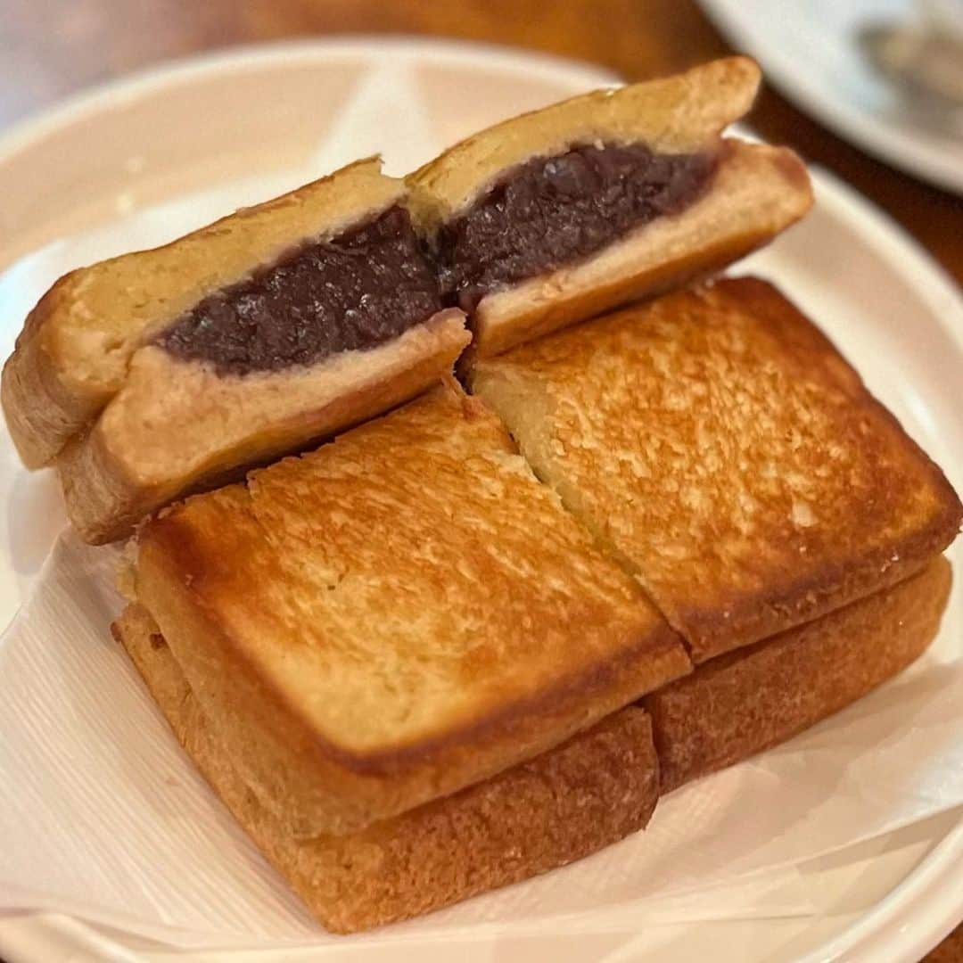 うさもぐさんのインスタグラム写真 - (うさもぐInstagram)「▷ #みんなのあんバターの日 ◁ ⁡ ⁡ ついにこの日がやってきましたーーーー！ ⁡ ⁡ …って去年も似たようなこと言った気がするのだけれど とにかく今日はめっちゃ楽しみにしてた日なんです！！ ⁡ 今日、8月22日は『みんなのあんバターの日』 ⁡ そう、世の中の全てのあんバターが カロリー0になる日なんです！ (信じるか信じないかはあなた次第) ⁡ ということで去年に引き続き今年も 今日1日食べたあんバターを載せようと思います◎ ⁡ ⁡ ■ アンプレス ／ #ショパン ⁡ ■ あんバター ／ #mamanbagel ■ あんバタートースト ／ #冷凍庫整頓 ⁡ ■ あんバター トースト ／ #焙煎工房豆hachi ⁡ ■ あんバタートースト ／ #Cafe香乃や ⁡ ■ 和三盆餡バター ／ #MAISONKUROSU ⁡ ■ 北のあんバターサンド ／ #BoulangerieSIgarashi ■ あんバターパン ／ #QINAandCo ■ ポルボロンのあんバターサンド ／ #マヨルカ ■ 塩クロワッサン十勝産粒あんバター ／ #マヨルカ ■ 塩バターあんぱん ／ #HAMADA-YA ■ こしあんバター ／ #HAMADA-YA ⁡ ■ あんバターバゲットトースト(×4) ／ #冷凍庫整頓 (YouTubeライブで食べちゃって写真なかった) ⁡ ■ 雪見だいふく 小倉あんバター ／ #ロッテ ⁡ ⁡ 今年も朝から晩まで思う存分あんバターが食べられて めっちゃ幸せな1日でした◎ そして書きだしたら思ったより食べてて ちょっとびっくりしている。  だがしかし今日のあんバターはカロリー0なので 何モ心配スルコトハナイ☺︎ ⁡ YouTubeライブ観にきてくれた方もありがとう！泣 また来年〜ってなる前にやりたい！です！！ ⁡ DMやメンションもたくさんありがとう！ 自分の誕生日かと思うくらいメッセージが届いて。 …なんだか私ばっかりいい思いしてすみません！(笑) ⁡ でもそれだけあんバター好きな人がたくさんいるんだなと 改めて実感できた一日でした。 やっぱりみんなとこの日を制定してよかったーー！ ⁡ みんなのあんバターの日は今日で終わりますが 明日以降もあんバターをたくさん 食べていきたいと思います(通常運行) ⁡ ⁡ ⁡ #あんバター#あんバターサンド#あんバタートースト#あんバターの日#東京グルメ#東京カフェ#東京パン屋#東京モーニング#世田谷カフェ#用賀カフェ#木場カフェ#神田カフェ#モーニング#あんこ#あんこ好き#バター」8月22日 22時26分 - mgmgbutter3