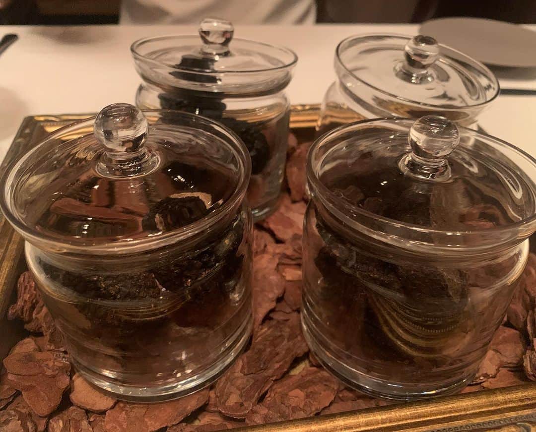 叶ここのインスタグラム：「縁￼あって鑑定&お食事。  「ここの占いは、占いって感じじゃなくて、対話って感じがする。なんか安心できる時間だった」  と言われて、ビックリ。  ツールとしては占いを使っているんだけど、たしかに目指しているのはその人との深い部分との対話だなぁ、と。  占いを使って潜在意識やその人の性質を紐解くけれど、それを元に「安心して対話していい相手」「深いところを理解してくれる相手」として感じてもらったら、その人の悩みや迷いや苦しみを解決するための、すごく繊細な部分に触れる気がしていて、  占った答えをただ提示するのではなく、悩みや違和感に一つ一つ丁寧に向き合っていく時間にしていきたいし、目の前にいる尊い命の輝きがもっと輝くような時間にしていきたい。  その人の才能や魅力がより開花するお手伝いができたら、本当に嬉しい。  占ってるとその人たちのことが本当に大切で愛おしく感じる。この世にたった一つの命だから、誰1人として同じ答えにはならない。  貴方だけの答えがある。  それを知ってもらいたい。  みんなの能力が開花したら、世の中絶対平和になるしね😊💓✨  「ここちゃんの占いは占いって言葉がどうにもハマらない」と言われ続けて11年。  「コンサルみたい」 「カウンセリングみたい」 「コーチングみたい」  って言われるけど、どの技術も使ってないのにそう思われるっていう不思議。  なにか、良い言葉、ないかなぁ。 でも私的には占ってるんだけどなぁ😂笑笑  #占い」