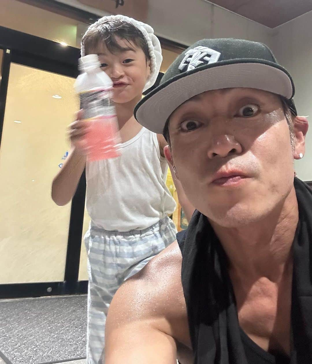 つるの剛士さんのインスタグラム写真 - (つるの剛士Instagram)「仕事から帰宅。  息子をめちゃくちゃ叱った。  ママに汚い言葉使った、 パパとママの約束を破った、、 あと…諸々。  とっても反省しているご様子。  2人でバイクに乗ってお風呂行ってきた。すっきり  ただ、ゲームの魔法が解けるまでこの子はパパが没収だかんね。  #👨登場は最後の砦 #号泣 #嗚咽 #ひとりで考える時間 #ケロッとしている #そういうとこ自分にそっくりである #👨♨️👦 #子育ては親育ち #教育は共育　#関係のなかで変化する #相互関係 #つるの一家」8月22日 22時28分 - takeshi__tsuruno