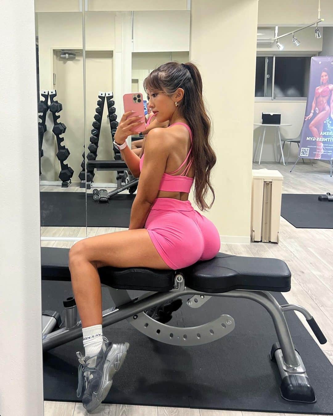 Azusaのインスタグラム：「トレーニングウェア着てるときは鍛えてるって感じに見えるけど私服着るとそんなわからない感じがいい☺️💓 ⁡ 📍 @arenatokyo  ⁡ #workout#fitness#fitnessbikini#bikinifitness#fitnessmotivation#personaltrainer#fitgirl#筋トレ女子#パーソナルトレーナー#ボディメイク女子#ボディメイク」