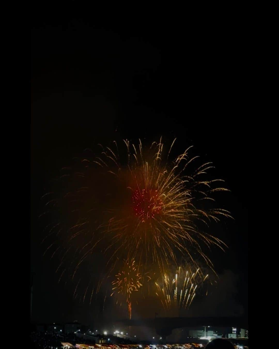 よねいはるかさんのインスタグラム写真 - (よねいはるかInstagram)「今年初めての花火大会は地元で🎇👘  ひゅ〜、どーん！の音が聞けて やっと夏を実感しました🧡  浴衣に合わせてリップも珍しく赤にして締めてみました。  着付けは母にしてもらい、 ヘアアレンジはMaelle 元町のあずまさんにお任せしました。  ４年ぶりだったけど、たくさんの人で溢れていて 本当にここは地元なのかと思うくらい🤣  屋台もいつものように沢山あったので きゅうりとフランクフルトとベビーカステラを食べました。 (本当はもっと食べたかったなぁ😭)  でも大満足の一日でした✨」8月22日 22時28分 - rabbit____2