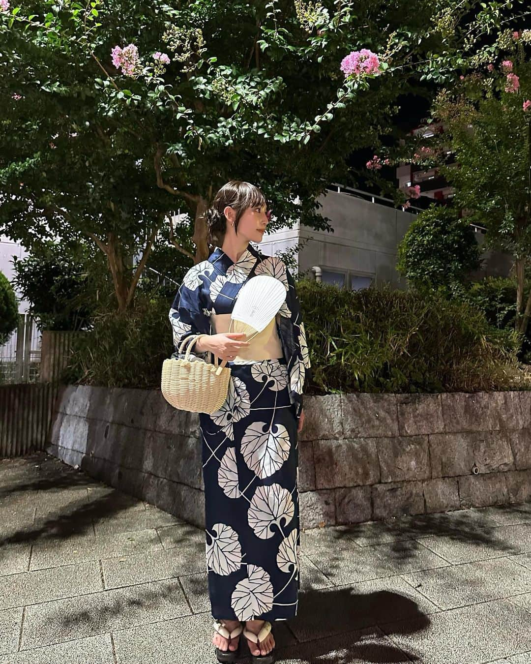 よねいはるかさんのインスタグラム写真 - (よねいはるかInstagram)「今年初めての花火大会は地元で🎇👘  ひゅ〜、どーん！の音が聞けて やっと夏を実感しました🧡  浴衣に合わせてリップも珍しく赤にして締めてみました。  着付けは母にしてもらい、 ヘアアレンジはMaelle 元町のあずまさんにお任せしました。  ４年ぶりだったけど、たくさんの人で溢れていて 本当にここは地元なのかと思うくらい🤣  屋台もいつものように沢山あったので きゅうりとフランクフルトとベビーカステラを食べました。 (本当はもっと食べたかったなぁ😭)  でも大満足の一日でした✨」8月22日 22時28分 - rabbit____2