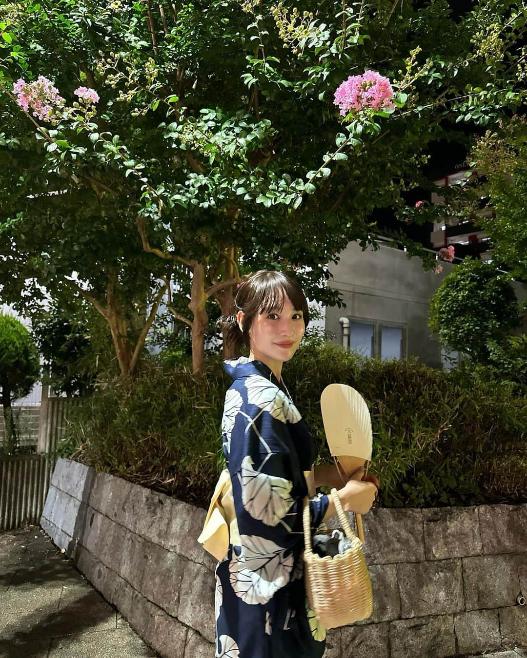 よねいはるかさんのインスタグラム写真 - (よねいはるかInstagram)「今年初めての花火大会は地元で🎇👘  ひゅ〜、どーん！の音が聞けて やっと夏を実感しました🧡  浴衣に合わせてリップも珍しく赤にして締めてみました。  着付けは母にしてもらい、 ヘアアレンジはMaelle 元町のあずまさんにお任せしました。  ４年ぶりだったけど、たくさんの人で溢れていて 本当にここは地元なのかと思うくらい🤣  屋台もいつものように沢山あったので きゅうりとフランクフルトとベビーカステラを食べました。 (本当はもっと食べたかったなぁ😭)  でも大満足の一日でした✨」8月22日 22時28分 - rabbit____2