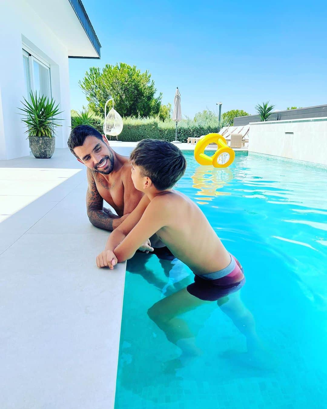 アウグスト・フェルナンデスさんのインスタグラム写真 - (アウグスト・フェルナンデスInstagram)「Partners 🤜🏽🤛🏼🩶 @benjaminfernadez12」8月22日 22時29分 - augusto12fernandez