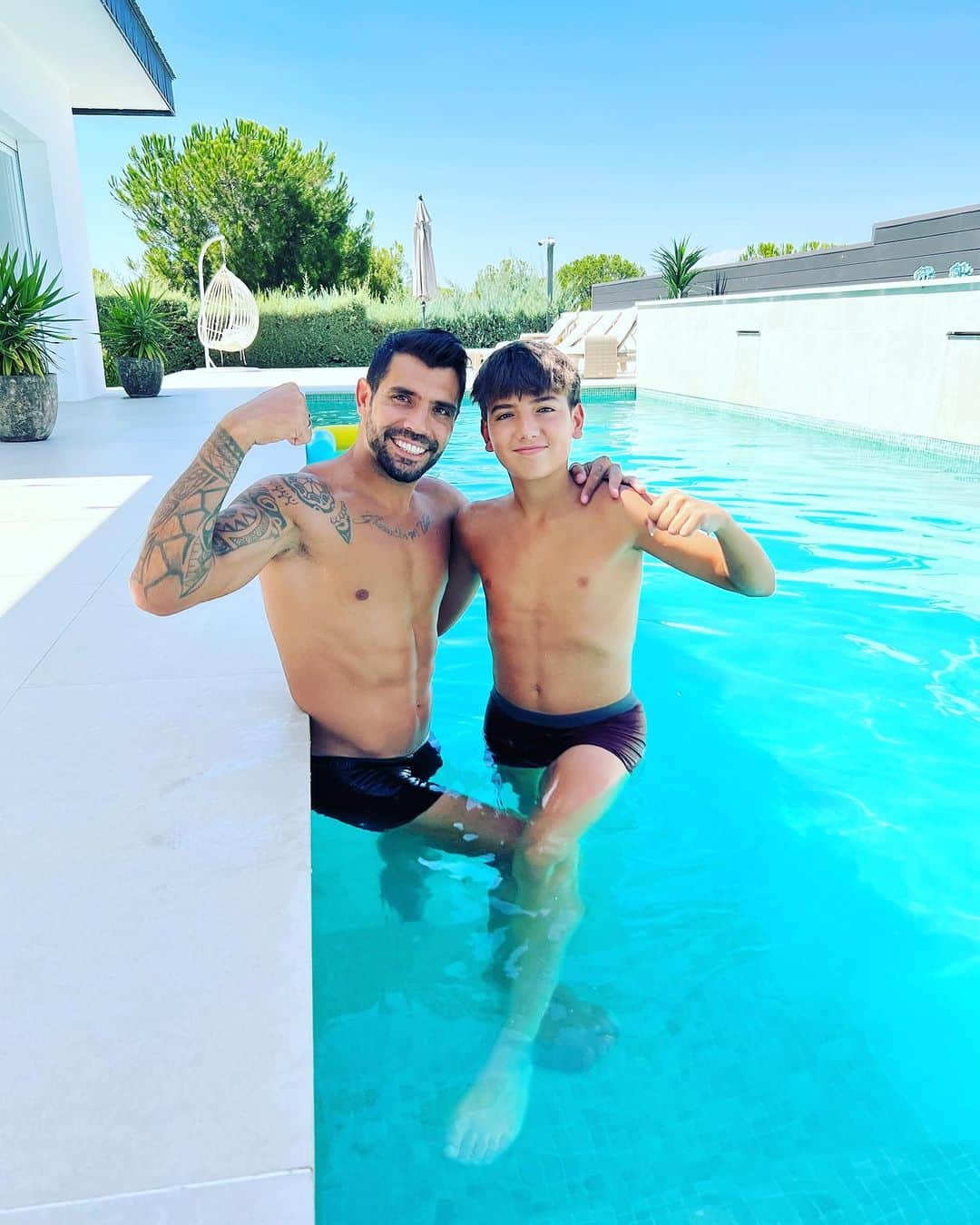 アウグスト・フェルナンデスのインスタグラム：「Partners 🤜🏽🤛🏼🩶 @benjaminfernadez12」