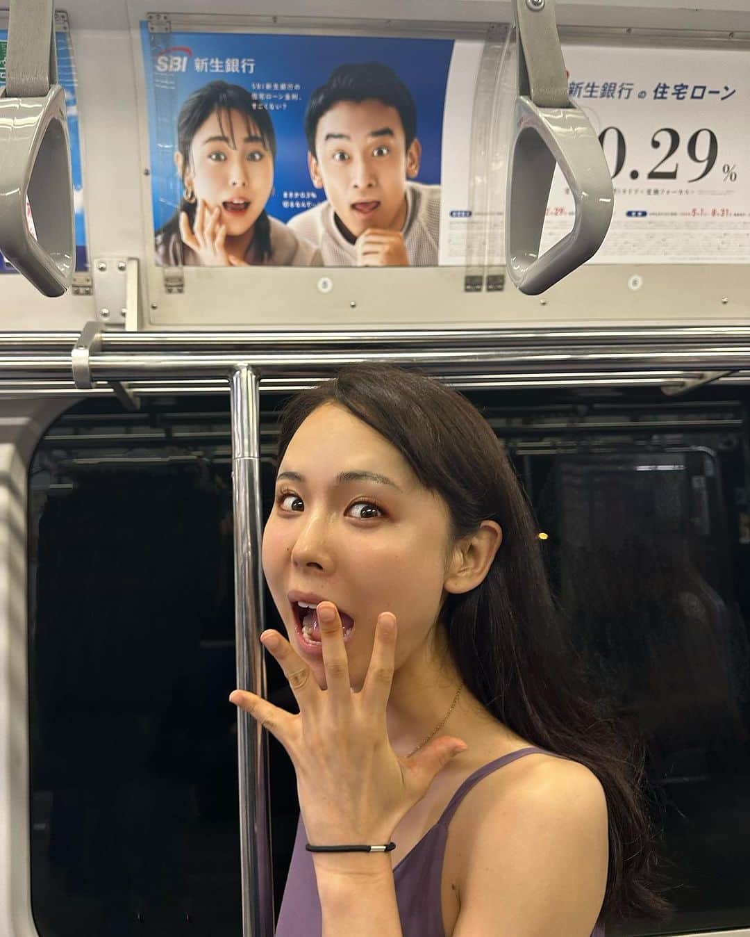 りーまるさんのインスタグラム写真 - (りーまるInstagram)「“😳“の顔で電車に居ます🚃✨  皆さんが いろんな路線で いろんなアングルから 撮ってくれるのが とても嬉しく思ってます🥰  いつまで貼られてるかわかりませんが、 よかったら見つけてね🤭  最後の写真は、 静岡県のローカル線で、 誰も居なかったので撮りました。 気を抜いててすっぴん。 化粧しとけばよかったなぁ🤣♡  #広告モデル #CMモデル #モデルタレント  ・ ・ -————————————— 【9月の撮影依頼お待ちしてます📷】 @riii_maru162cm  DMにてよろしくお願いします🤲 ※動画スチール共にOKです◎ ※実績はプロフィールよりご確認ください ※8月空き日はハイライトにてご確認よろしくお願いします ————————————————  #美容クリニック広告#広告撮影#画像素材#電車広告#電車中吊り#広告動画#東京モデル#フリーモデル東京 #撮影依頼募集中 #広告モデル募集 #女性モデル#３０代モデル#ビューティー撮影#ミセスモデル#パーツモデル#フリーランスモデル東京#広告撮影モデル#sbi新生銀行 #りーまる」8月22日 22時29分 - riii_maru162cm