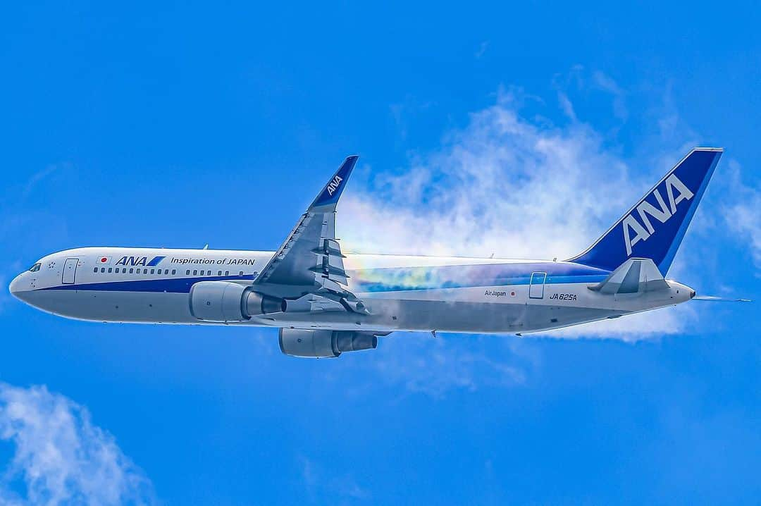 All Nippon Airwaysのインスタグラム：「Supporting love beyond Pride Month.   📷: Thank you to @yuuki_ja02xj_xwb for the photo!  #Regram #FlyANA #AllNipponAirways」