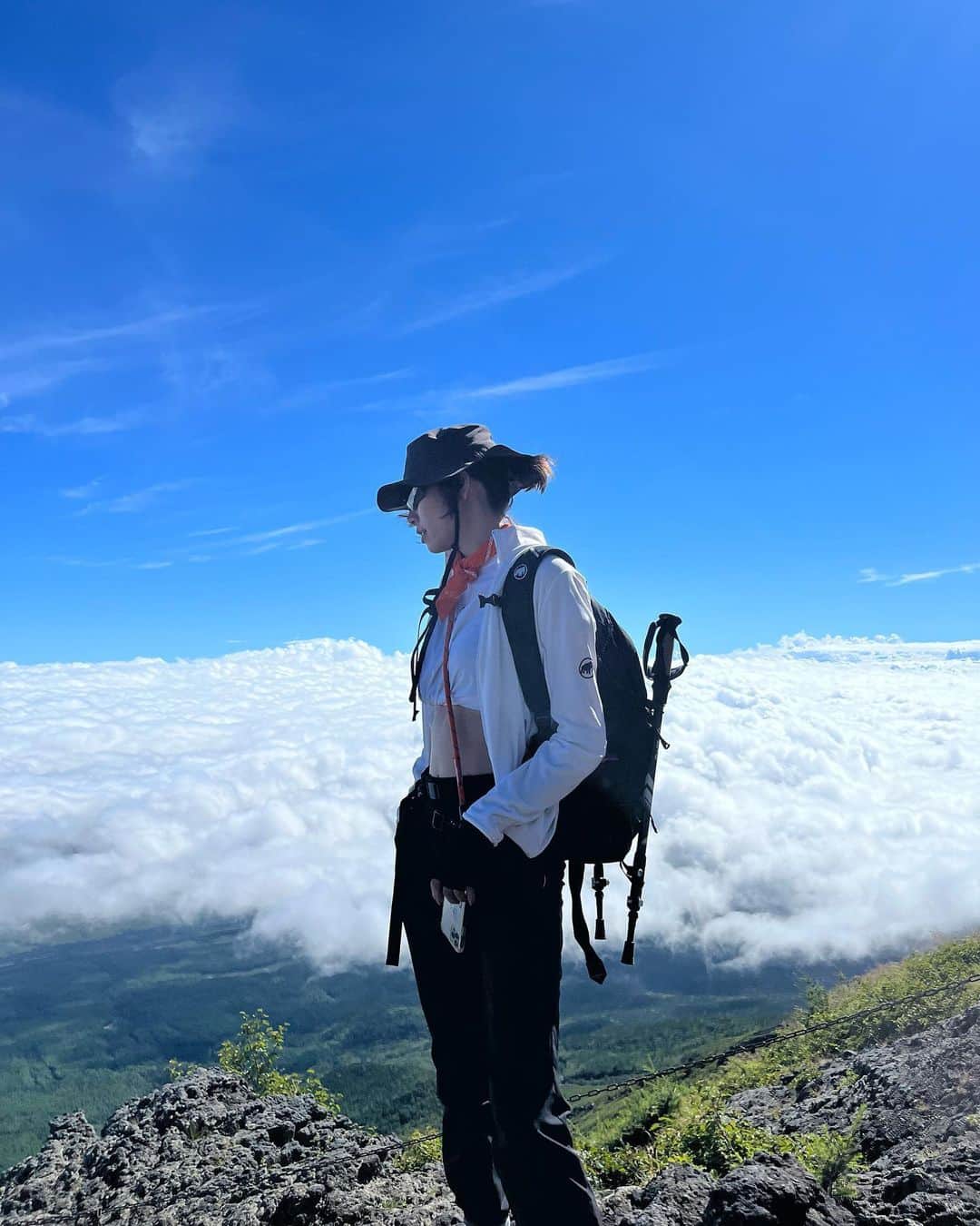 森星さんのインスタグラム写真 - (森星Instagram)「Mt.Fuji mission accomplished ✔︎ Walking ZEN 👣  富士山てっぺんまで登ったどー🤍  山のムードは変わりやすいけど、 雨も太陽も、絶妙なタイミングで現れて天気に恵まれて、 素敵な人達にも巡り会えて、 歩行禅によって心身共に清らかになりました♪  Special thanks to my climbing buddy @rikatatsuno team @mammut_japan @s.h_0_t.a」8月22日 22時30分 - hikari