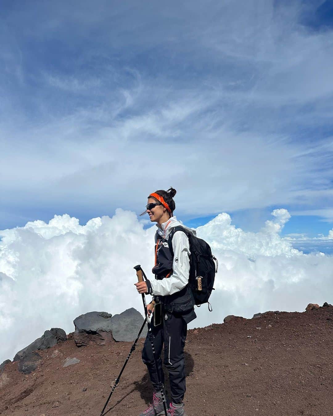 森星さんのインスタグラム写真 - (森星Instagram)「Mt.Fuji mission accomplished ✔︎ Walking ZEN 👣  富士山てっぺんまで登ったどー🤍  山のムードは変わりやすいけど、 雨も太陽も、絶妙なタイミングで現れて天気に恵まれて、 素敵な人達にも巡り会えて、 歩行禅によって心身共に清らかになりました♪  Special thanks to my climbing buddy @rikatatsuno team @mammut_japan @s.h_0_t.a」8月22日 22時30分 - hikari