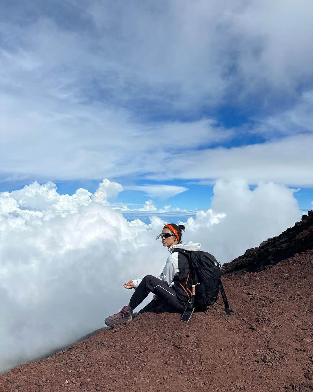 森星のインスタグラム：「Mt.Fuji mission accomplished ✔︎ Walking ZEN 👣  富士山てっぺんまで登ったどー🤍  山のムードは変わりやすいけど、 雨も太陽も、絶妙なタイミングで現れて天気に恵まれて、 素敵な人達にも巡り会えて、 歩行禅によって心身共に清らかになりました♪  Special thanks to my climbing buddy @rikatatsuno team @mammut_japan @s.h_0_t.a」