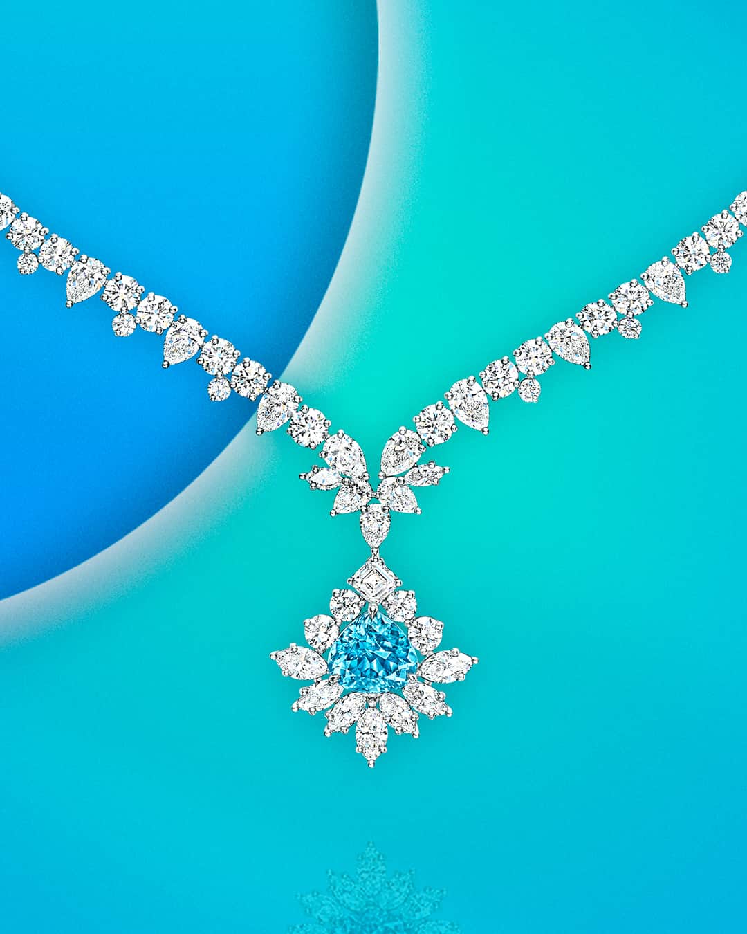ハリー・ウィンストンのインスタグラム：「Recalling captivating ocean waves, sparkling white diamonds exquisitely complement a turquoise-hued center stone in this graceful Paraiba and Diamond Necklace. Tap the link in bio to explore the House’s bejeweled creations: #HarryWinston」