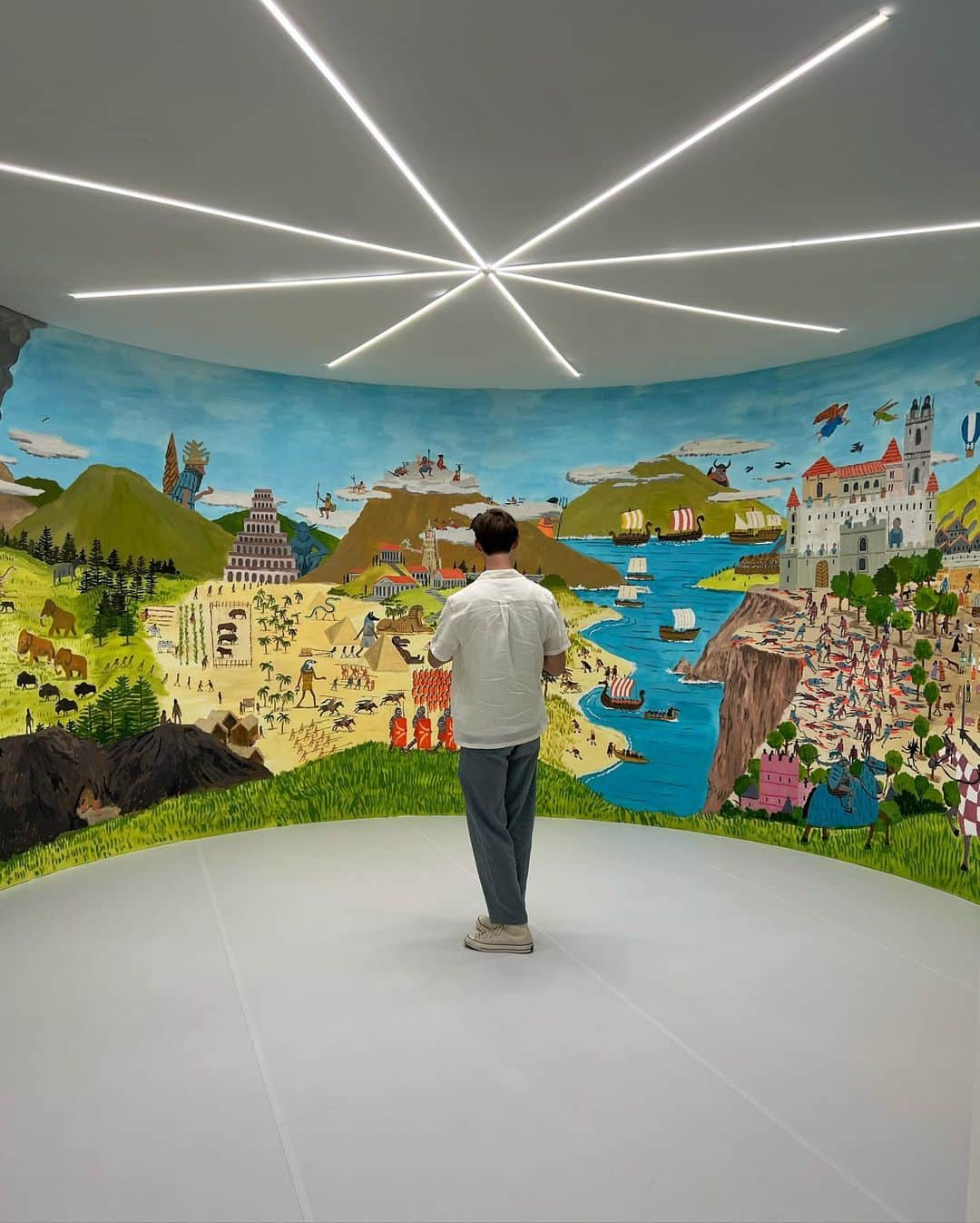 Jean Jullienさんのインスタグラム写真 - (Jean JullienInstagram)「The last room of the Studiolo exhibition at the @mimamuseum is a 13m circular room that presents a mural depicting the history of the world in a very subjective and inaccurate way. It took forever to make and will disappear after the show but it’s probably one of my favourite piece of work. My brother @nico_jullien created a song for it.」8月22日 22時33分 - jean_jullien