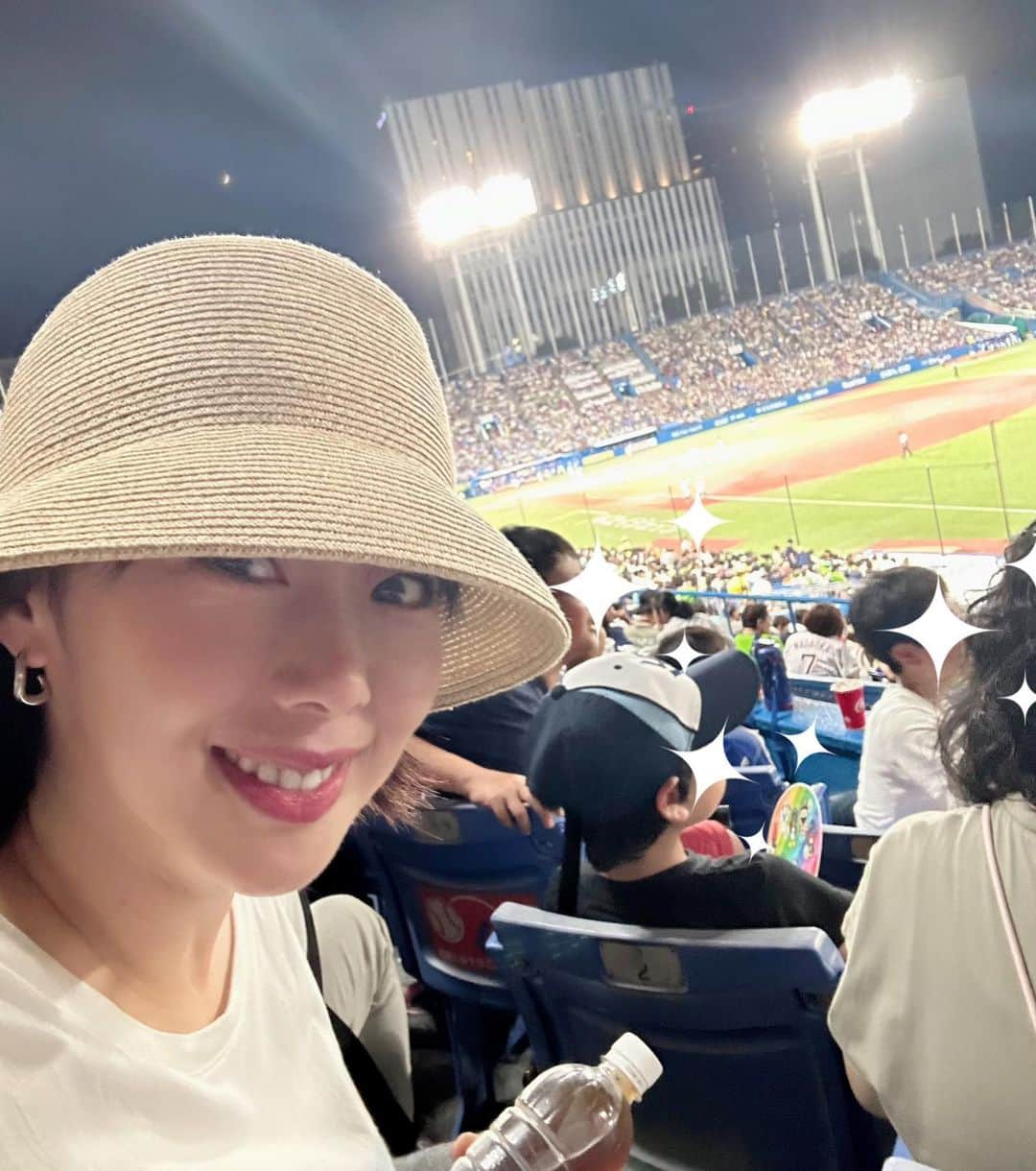 井上和香さんのインスタグラム写真 - (井上和香Instagram)「. 夏休みの思い出🌻  親子ナイターに行ってきました！ 娘ちゃん初めての野球観戦⚾️ ルールとか全然分かってないけど、テレビで観てるのと違って、球場の音や空気感を感じてワクワクしてる様子で連れてきてよかったなと思いました😄 おまけに間近で花火も観られて最高でした！  #夏休みの思い出 #神宮球場 #ヤクルト対中日 #親子ナイター」8月22日 22時33分 - inoue_waka