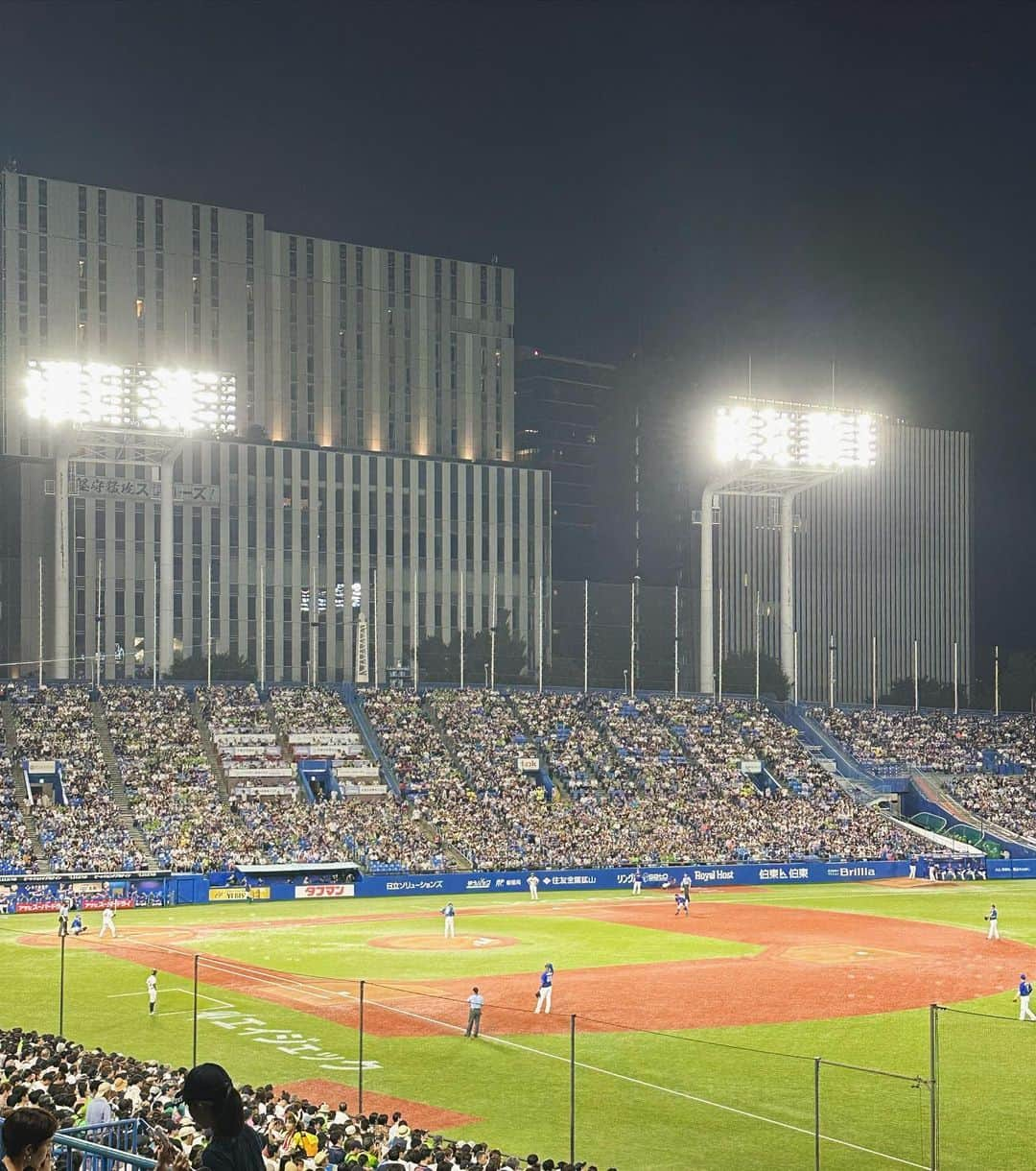 井上和香のインスタグラム：「. 夏休みの思い出🌻  親子ナイターに行ってきました！ 娘ちゃん初めての野球観戦⚾️ ルールとか全然分かってないけど、テレビで観てるのと違って、球場の音や空気感を感じてワクワクしてる様子で連れてきてよかったなと思いました😄 おまけに間近で花火も観られて最高でした！  #夏休みの思い出 #神宮球場 #ヤクルト対中日 #親子ナイター」