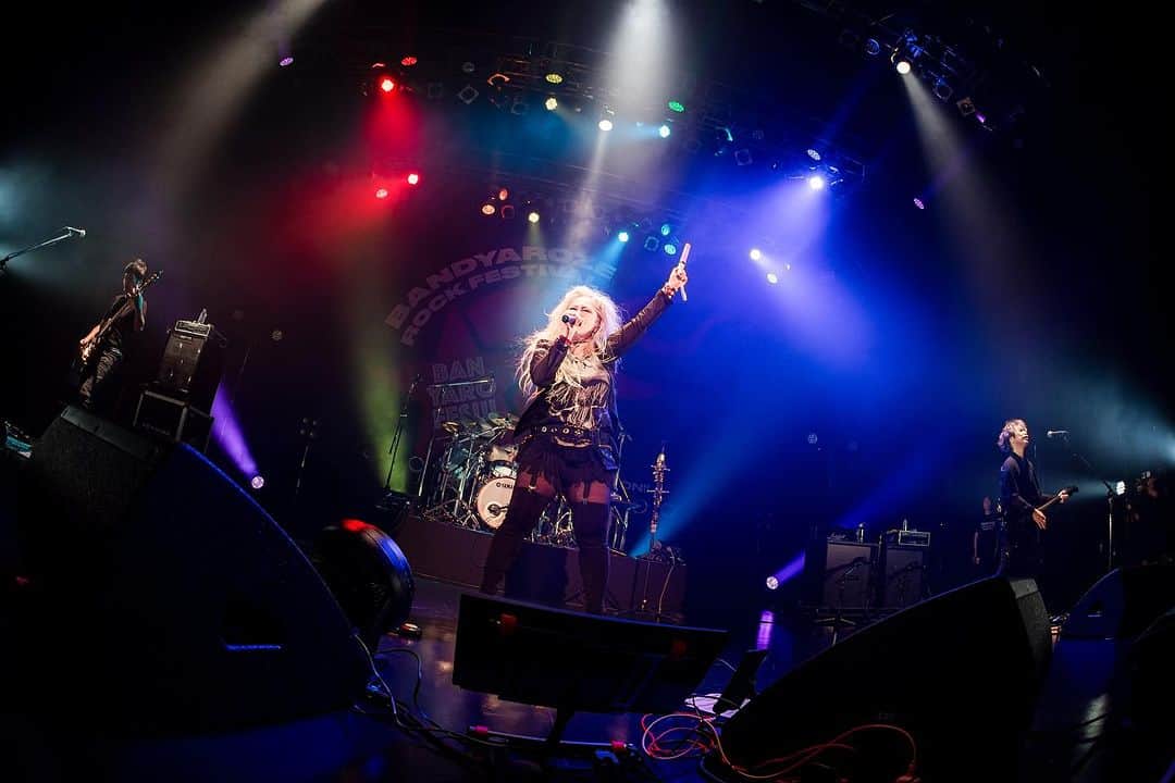 JILLのインスタグラム：「ステキな写真を ありがとうございます👍  photo by SUGI (LiveYou)  #PERSONZ #8月26日_福岡電気みらいホール —————————————- PERSONZ「I AM THE BEST TOUR」  5月06日_横浜赤レンガ倉庫 5月07日_横浜赤レンガ倉庫 6月18日_高知県立県民文化ホール グリーンホール 6月24日_札幌CUBE GARDEN 7月02日_ヒューリックホール東京 7月22日-仙台rensaホール 7月23日_函館金森ホール 8月04日_名古屋ダイアモンドホール 8月05日_大阪クラブクワトロ 8月11日_新潟LOTS 8月12日_高崎芸術劇場スタジオシアター 8月26日_福岡電気みらいホール —————————————- #jillpersonz  #personz  #youtubepersonzチャンネル #note  #jillpersonz  #エアプレ #JILLプレ #ラジオ高崎 #三味線jill屋」