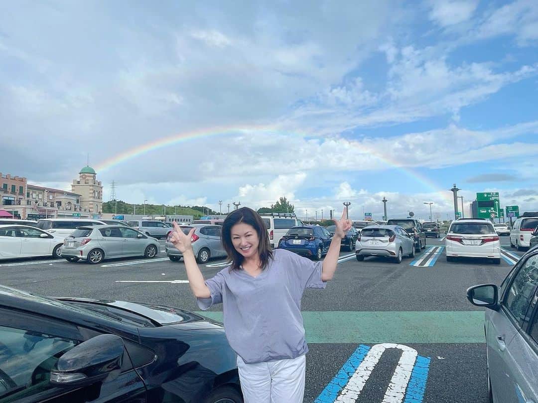 のインスタグラム：「ロケ車で爆睡して、サービスエリアに着き、外を見たら、 目の前に、絵本に出てくるような見事な虹が😍✨❣️ 端から端まで、くっきりクリアで、鮮やかで、本当に綺麗でした✨何か、いいことあるかな…🥰#虹#駿河サービスエリア#ロケ帰り#綺麗#感動#寝起きの奇跡#rainbow #happy」