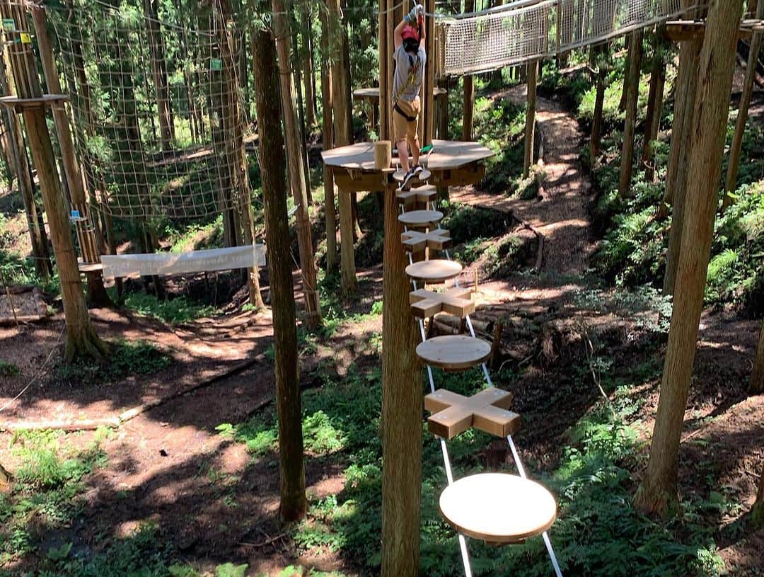 中野美奈子さんのインスタグラム写真 - (中野美奈子Instagram)「島根では、山陰初上陸の森の遊び場“フォレストアドベンチャーたたらの里へ”  コースは110センチ以上のキャノピーコースと140センチ以上のアドベンチャーコース🌲 キャノピーでも高所が苦手な人は足がブルブルするかも。  森の中、風を感じながら思いっきり遊べびました！ 諦めずに頑張る姿にも成長を感じた夏でした。 よくがんばったね〜。  近くにあったお蕎麦屋“なごみ庵”さんも格別の美味しさでした！ 天ぷら揚げたてサクサクです。  島根の吉田町、これから『たたらの里づくりプロジェクト』がはじまって飲食店や観光施設ができるようです。  また行きたくなる場所でした〜。 平日もアドベンチャーやってるので、夏休みの最後の森遊びにオススメですよ。  @forestadventure_tataranosato  #フォレストアドベンチャー #ジップライン  #森遊び  #島根県吉田 #たたらの里づくりプロジェクト  #なごみ庵 #お蕎麦も好き  #中野美奈子」8月22日 22時37分 - minako_nakano.official