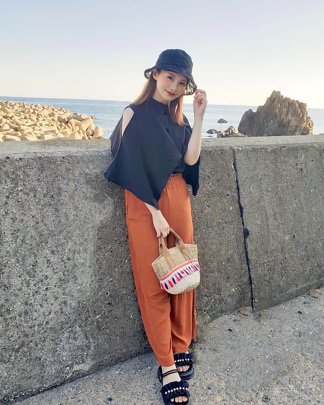 小林真琴のインスタグラム：「. 本日のお出かけcode🧡  tops ▶︎ @abitokyo_collection  ケープデザインラッフル カラーシャツブラウス🐦‍⬛✨  肩あきのデザインで肌見せしながら 二の腕や気になる部分をカバーしてくれる 大人かわいいトップスです👍  しかも2wayで ノースリーブとしても着れるの！ 秋も大活躍しそう🐻🌸  #ABITOKYO #アビトウキョウ #コーデ #コーディネート #肩あきトップス #PR」