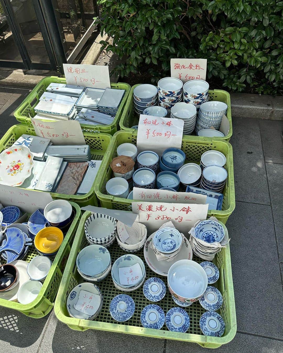 村田沙耶香さんのインスタグラム写真 - (村田沙耶香Instagram)「暑さでふらふらしていました。 少し前、たまたま人形町に用事があり、せともの市をやっていたのでうれしくて少し歩きました。」8月22日 22時41分 - sayaka_murata_