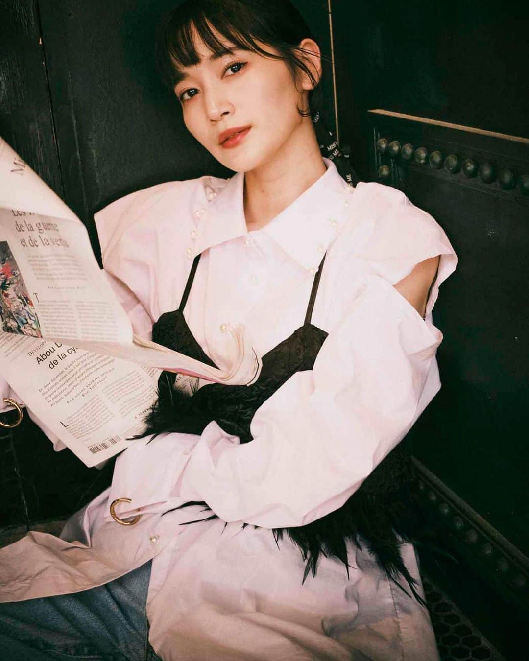 出口亜梨沙のインスタグラム：「全然更新できない！！！😫 毎日舞台のお稽古頑張ってるよ😇  宇宙戦艦ティラミス よかったら見にきてね、、 終始よく分からないまま終わるから😂😂  でも最高なの😌  この写真 @heron214  ヘアメイク @saaya.xoxo   かわいいやろ  いつもと違う服と髪型とメイクでウキウキだった✨ 舞台終わったらいっぱいおしゃれしてでかけたいな👦🏻 いや、とりあえず丸一日寝たいな🙄🙄」