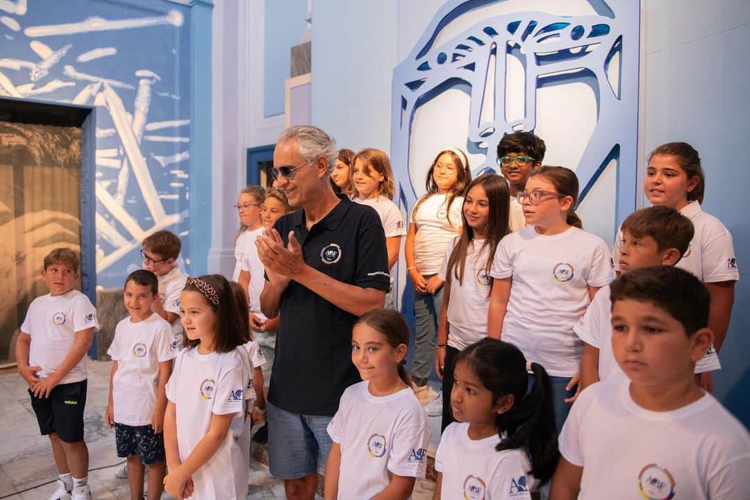 アンドレア・ボチェッリのインスタグラム：「ABF dà voce ai giovani del rione Sanità: inaugurato il progetto “ABF Voices of Italy – Napoli“!  Il coro di voci bianche e giovanili della Fondazione composto da talenti di età compresa tra 6 e 16 anni vede come partner locale Fondazione di Comunità San Gennaro già impegnata da tempo per l’empowerment dei giovani e delle famiglie della comunità.  Attraverso la possibilità di sperimentare e coltivare le proprie attitudini grazie alla musica e al canto, e grazie al team multidisciplinare formato da educatori, psicologi e musicisti locali – formati e coordinati a livello internazionale da ABF - il progetto “ABF Voices of Italy – Napoli“ vuole restituire la “voce” a bambine e bambini, ragazze e ragazzi, ma anche rappresentare una concreta possibilità di crescita professionale per i giovani del territorio.  . @fondazionesangennaro  @chiesadeicristallini  #ABFvoicesof」