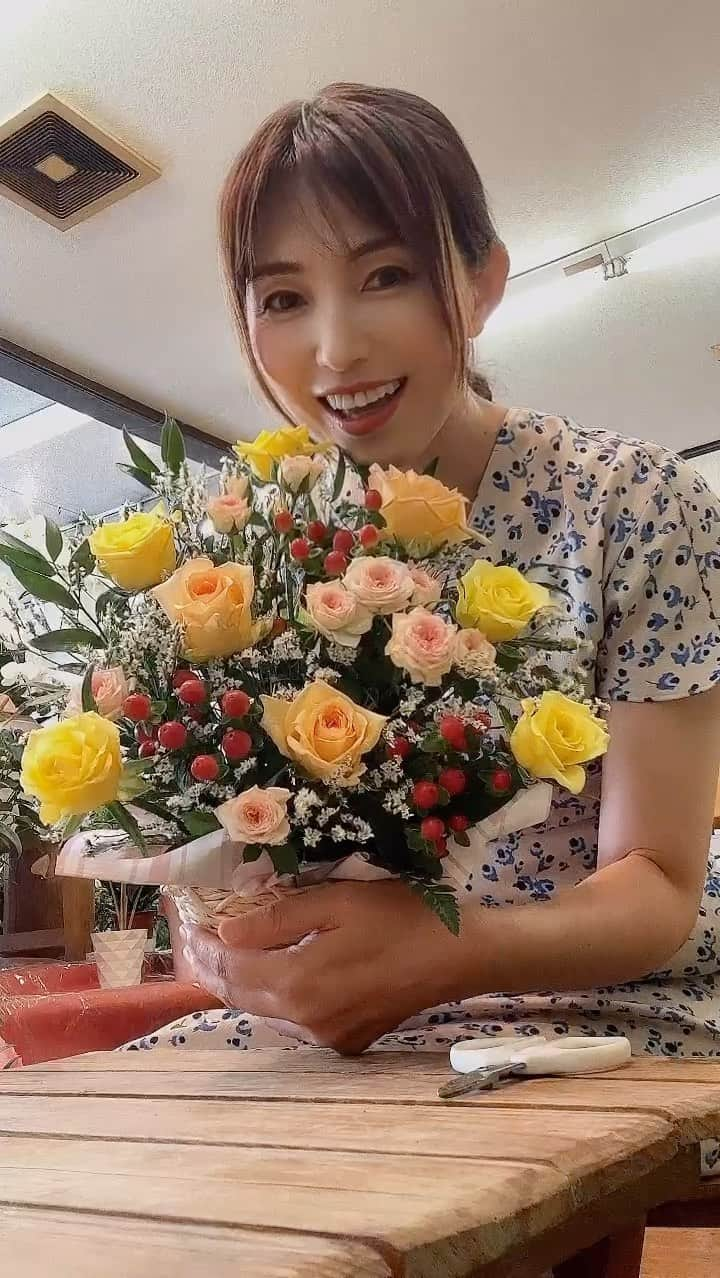 中山千桂子のインスタグラム：「フローリストの日🌹  今日もフルールアベさんにお世話になって 美しい花たちと過ごす楽しい時間💐  お誕生日の堀部貴子さん✨ ベッチとも会えて嬉しかった〜💓  今日もほんまに暑すぎだよね🥵 無理せずボチボチいこなー😉  #フローリスト #徳島花屋 #徳島フローリスト #ミニバラ #バラ #夏の花 #フラワー #フラワーアレンジメント #徳島 #徳島フリーアナウンサー #ワンピースコーデ #夏コーデ #instagood #followｍe #フルールアベ #花好きな人と繋がりたい」