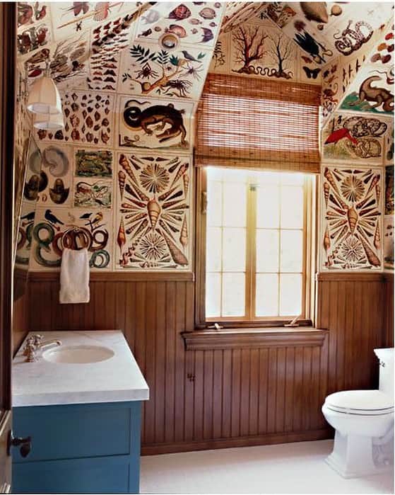 Homepolishのインスタグラム：「Botanical prints bringing interest and whimsy in designer Katie Leede’s bathroom. Via @tokyojinja  @katie.leede @katieleedeandco   #wallpaperinspo #interiordesign #homestyle #designlife」