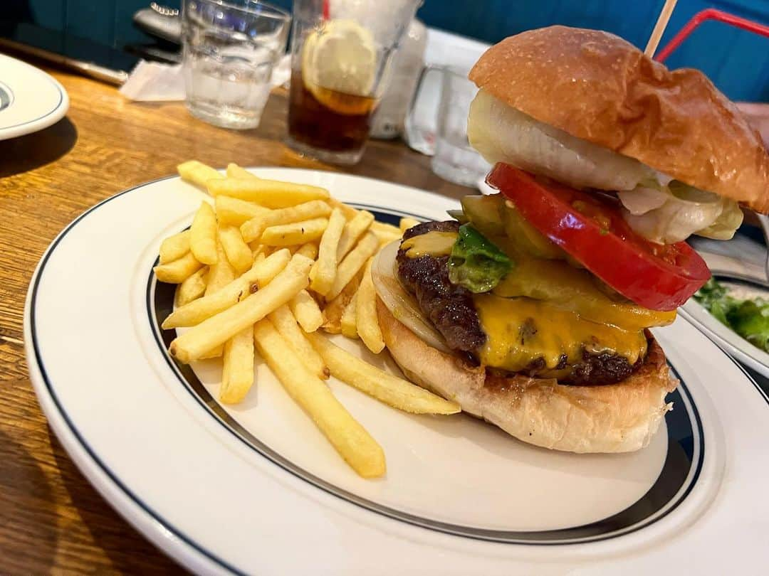 黒咲ななさんのインスタグラム写真 - (黒咲ななInstagram)「. . ハンバーガー🍔 大きいの🩵🩷  . 食べるの下手すぎて パンだけ先に無くなった😂笑 . .  #ランチ#三宿#ハンバーガー#FUNGO#三宿ランチ#三宿グルメ  #hamburger」8月22日 23時01分 - kurosaki_nana