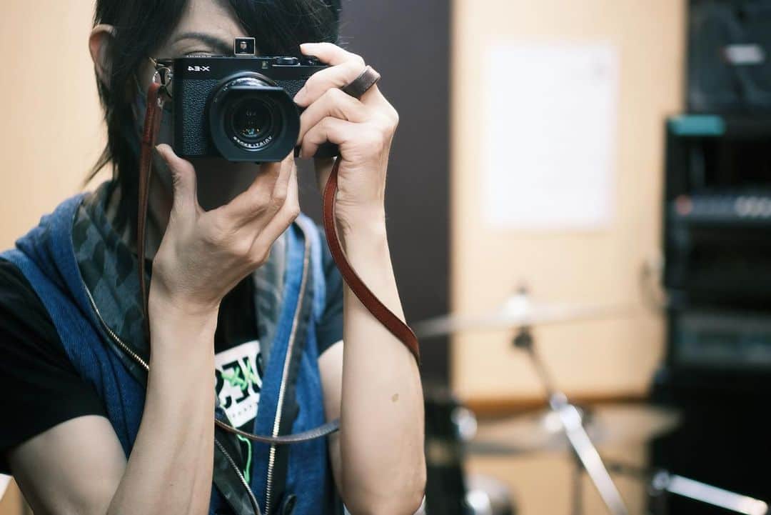 角田美喜のインスタグラム：「レッスンスタジオにて🥁7時間室内に居られるのはありがたい気温ですね😊」